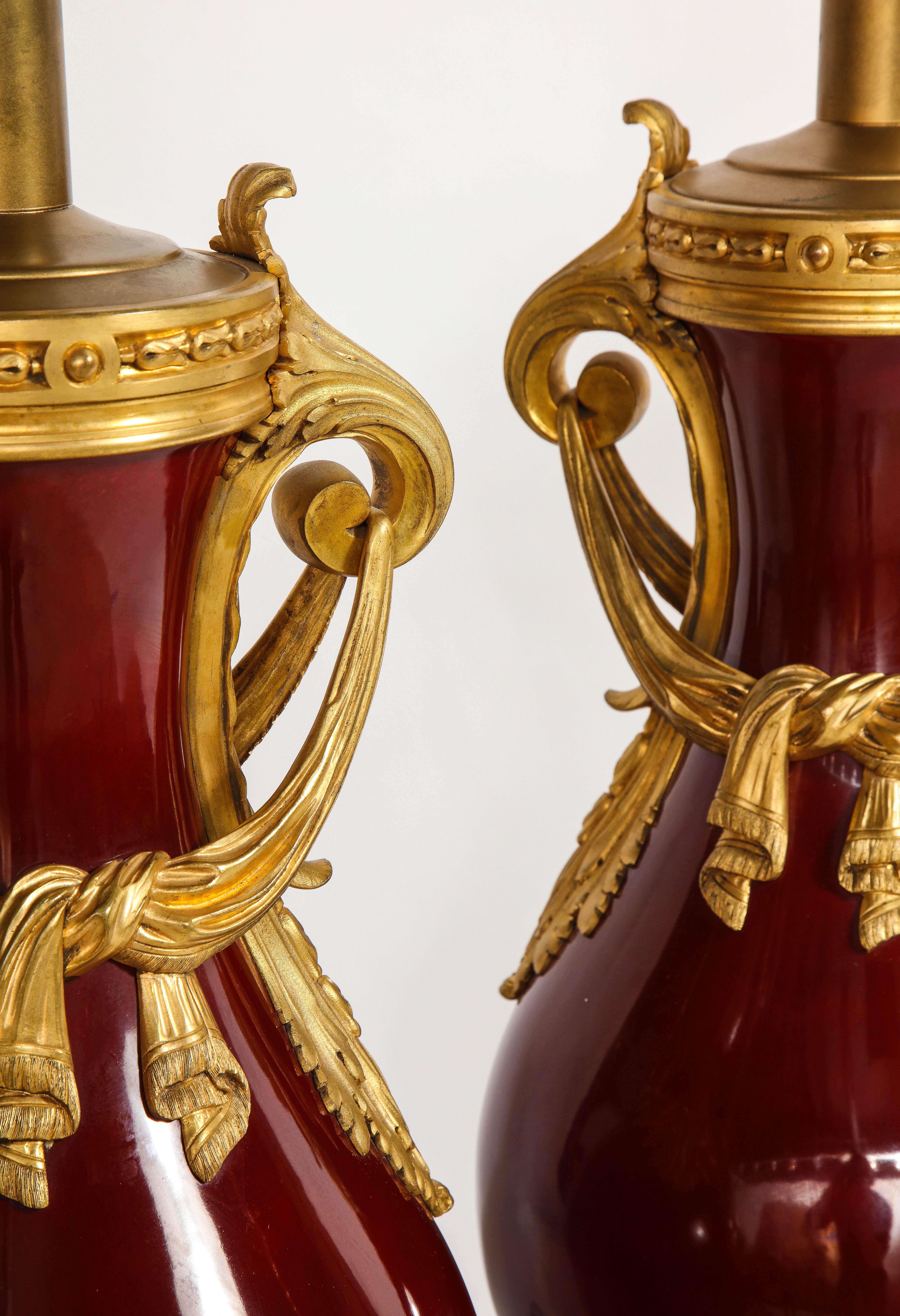 Französisch Louis XVI Stil Dore Bronze & Chinesisch Sang De Boeuf Porzellan-Lampen:: Paar im Angebot 2
