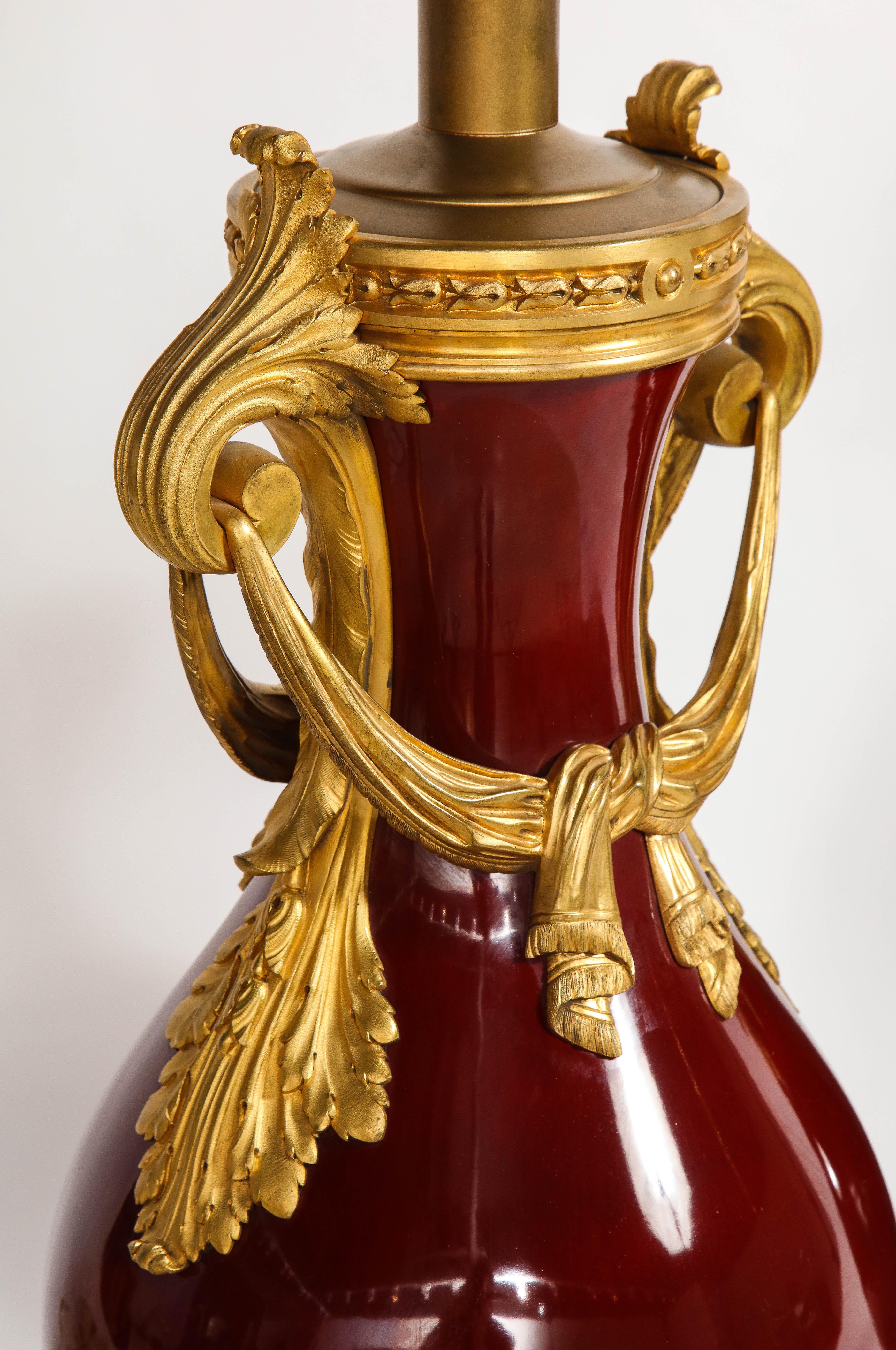 Französisch Louis XVI Stil Dore Bronze & Chinesisch Sang De Boeuf Porzellan-Lampen:: Paar im Angebot 3