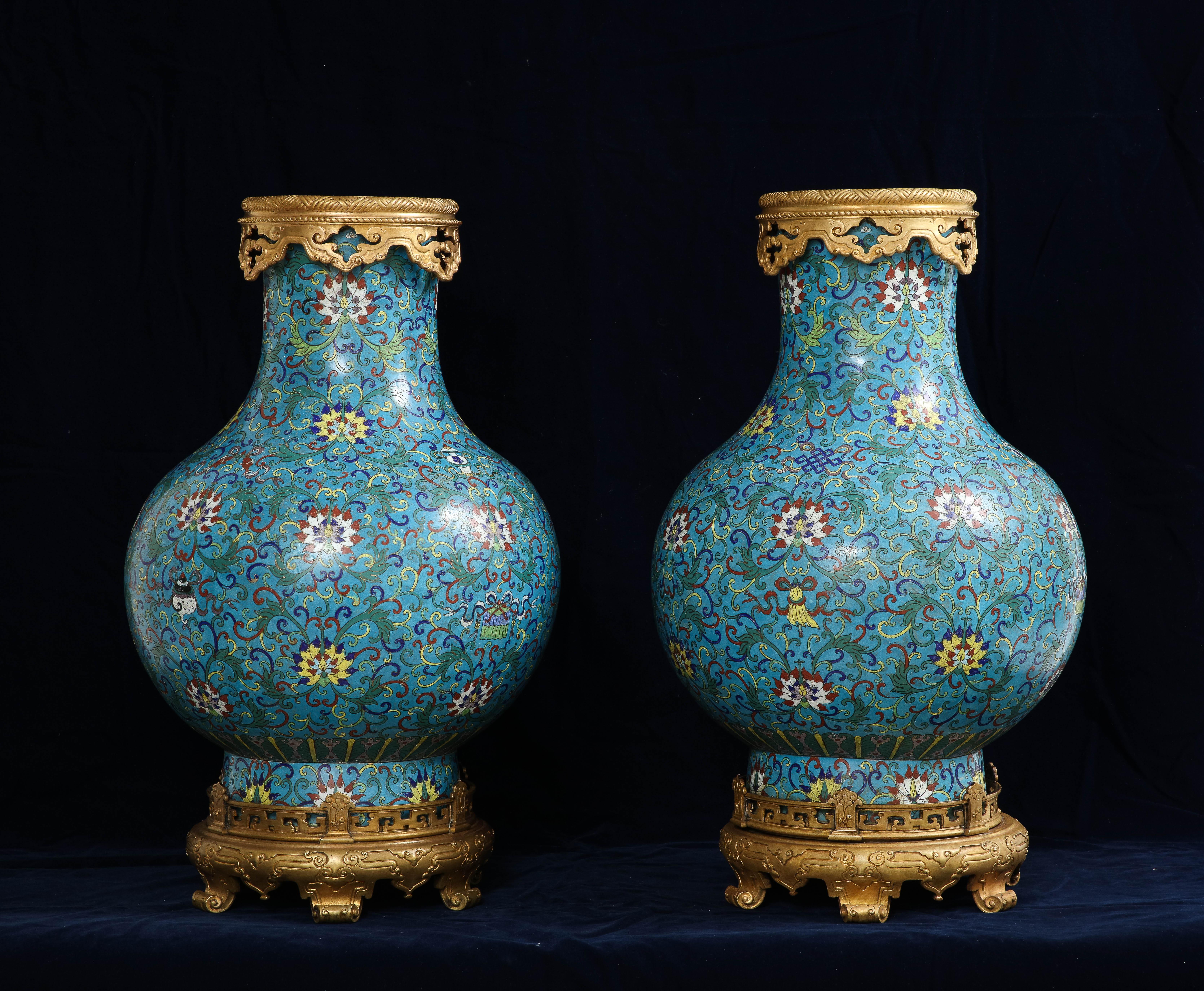 Rara e grande coppia di vasi cinesi cloisonné con montatura in ormolu del XIX secolo, firmati da Lacarrière Frères & Delatour.  La fonderia Lacarrière iniziò nel 1825, producendo apparecchi di illuminazione a gas che abbagliavano la città. La loro