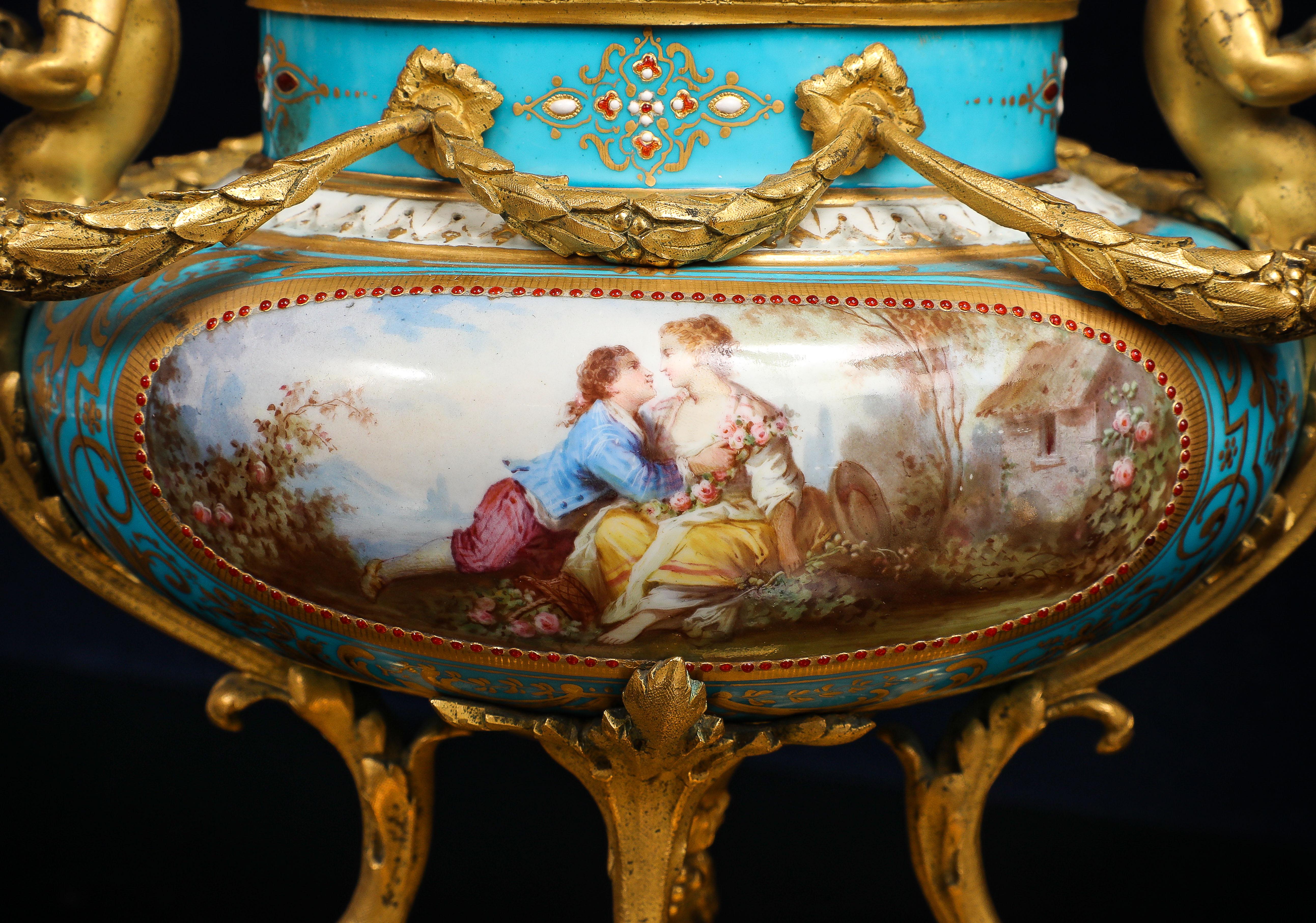 Pr. Jarrones franceses de porcelana enjoyada azul celeste de Sevres montados en ormolu, H. Picard en venta 3