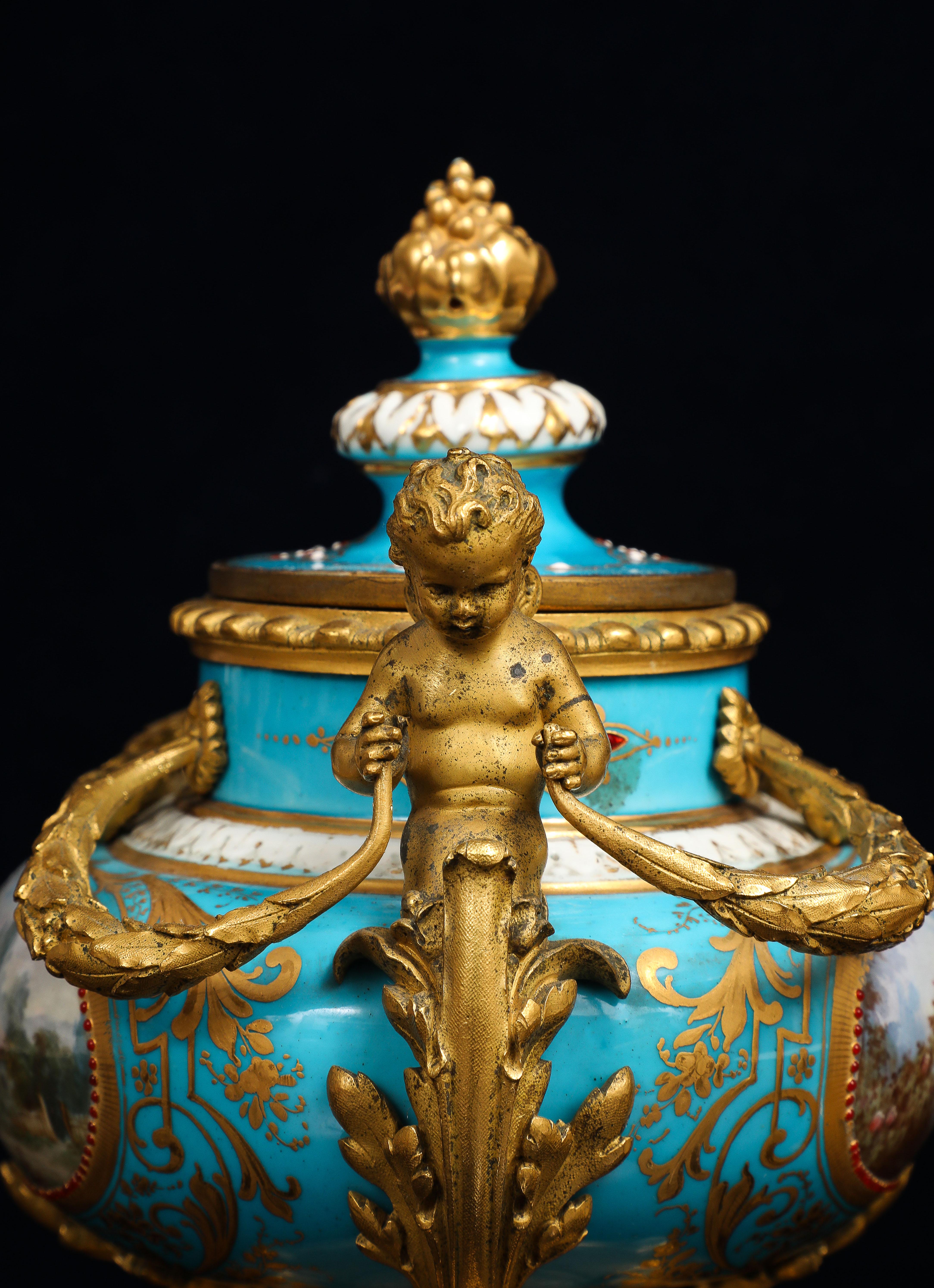 Pr. Jarrones franceses de porcelana enjoyada azul celeste de Sevres montados en ormolu, H. Picard en venta 8