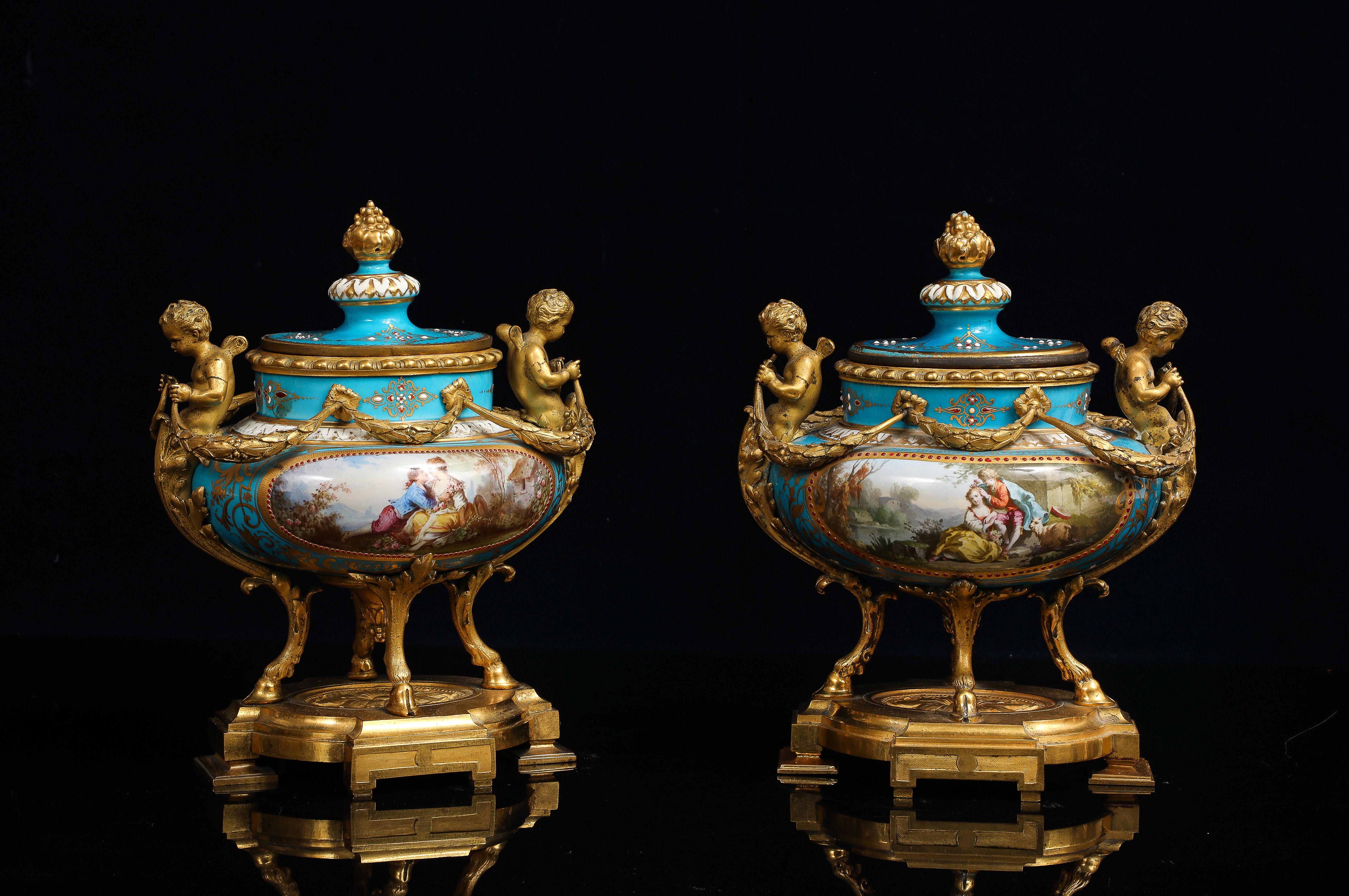 Pr. Jarrones franceses de porcelana enjoyada azul celeste de Sevres montados en ormolu, H. Picard Francés en venta