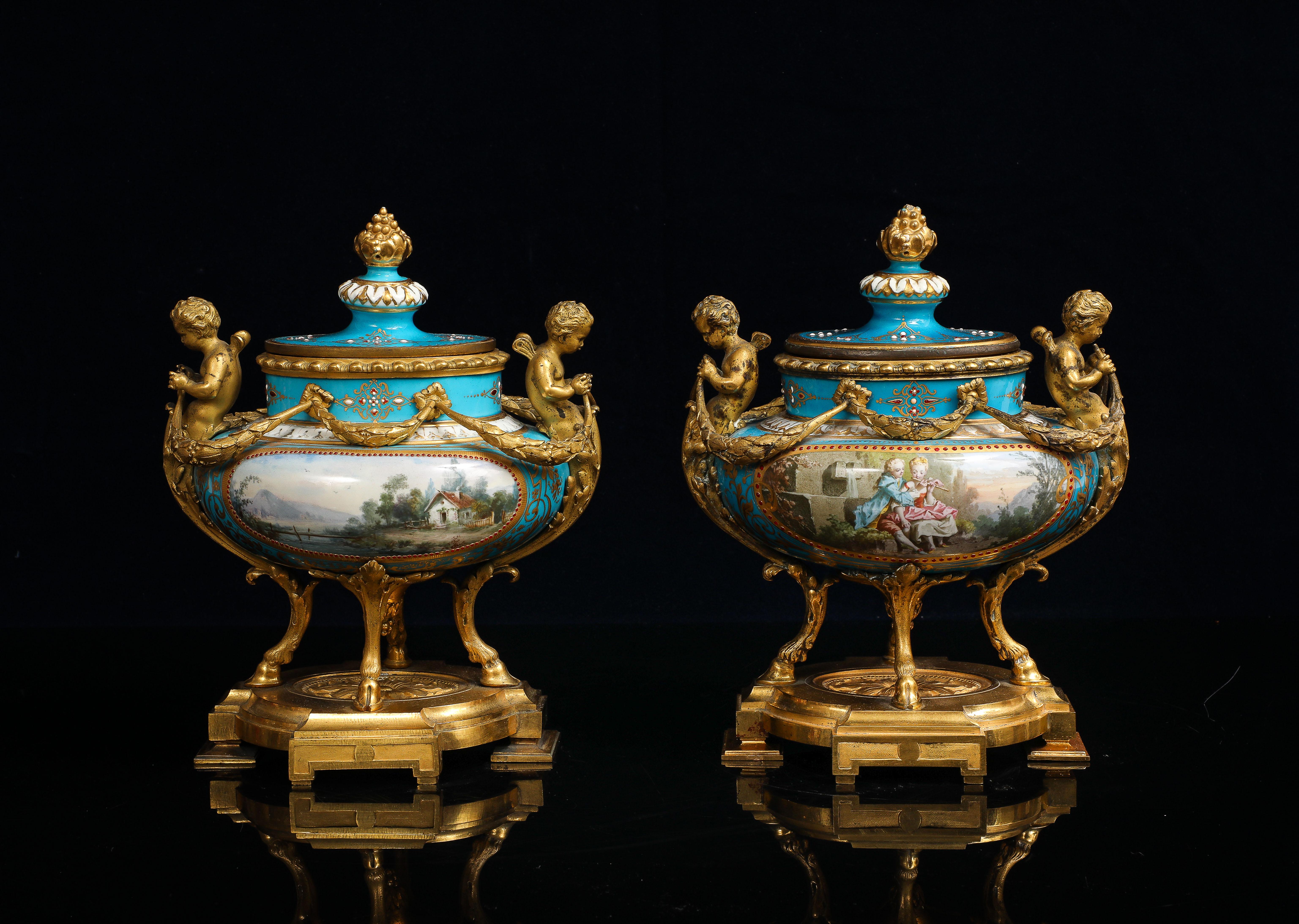 Pr. Jarrones franceses de porcelana enjoyada azul celeste de Sevres montados en ormolu, H. Picard Dorado en venta