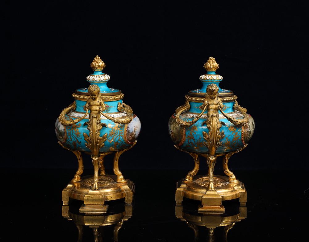Pr. Jarrones franceses de porcelana enjoyada azul celeste de Sevres montados en ormolu, H. Picard en Bueno estado para la venta en New York, NY