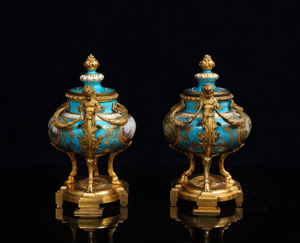 Pr. Jarrones franceses de porcelana enjoyada azul celeste de Sevres montados en ormolu, H. Picard Fines del siglo XIX en venta