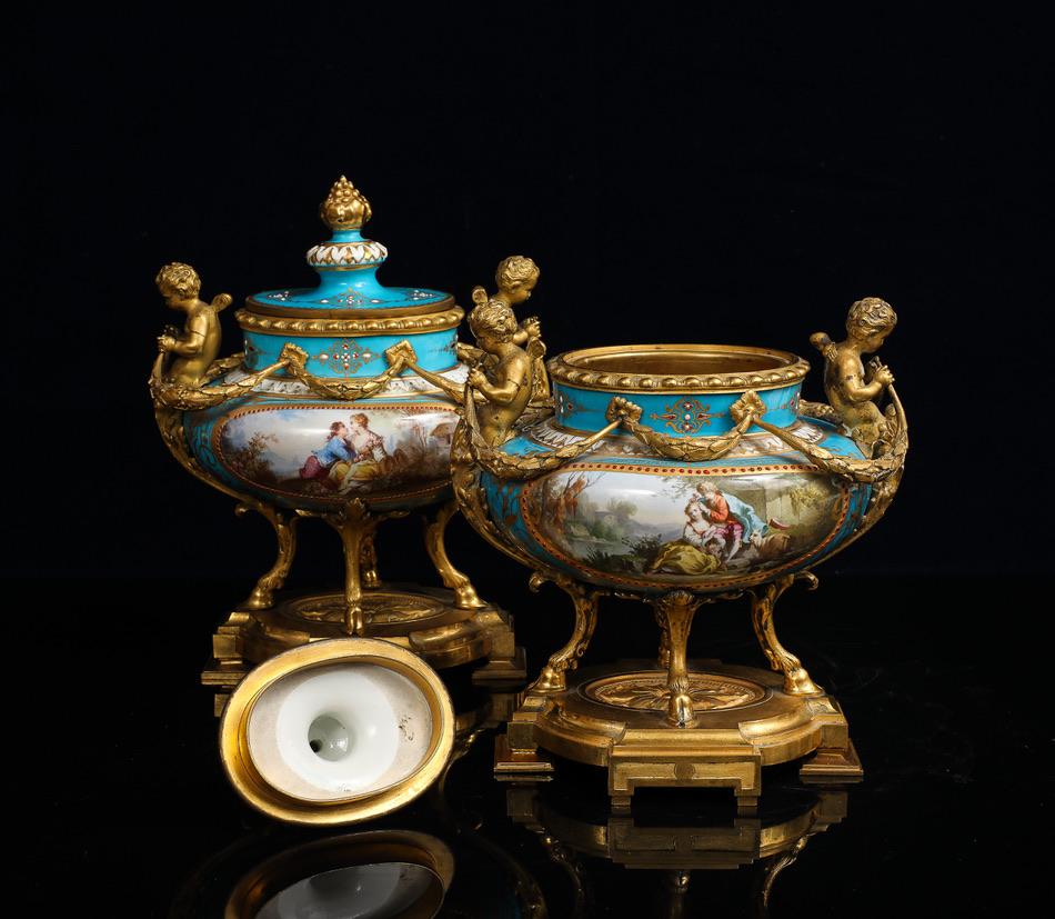 Pr. Jarrones franceses de porcelana enjoyada azul celeste de Sevres montados en ormolu, H. Picard Bronce en venta