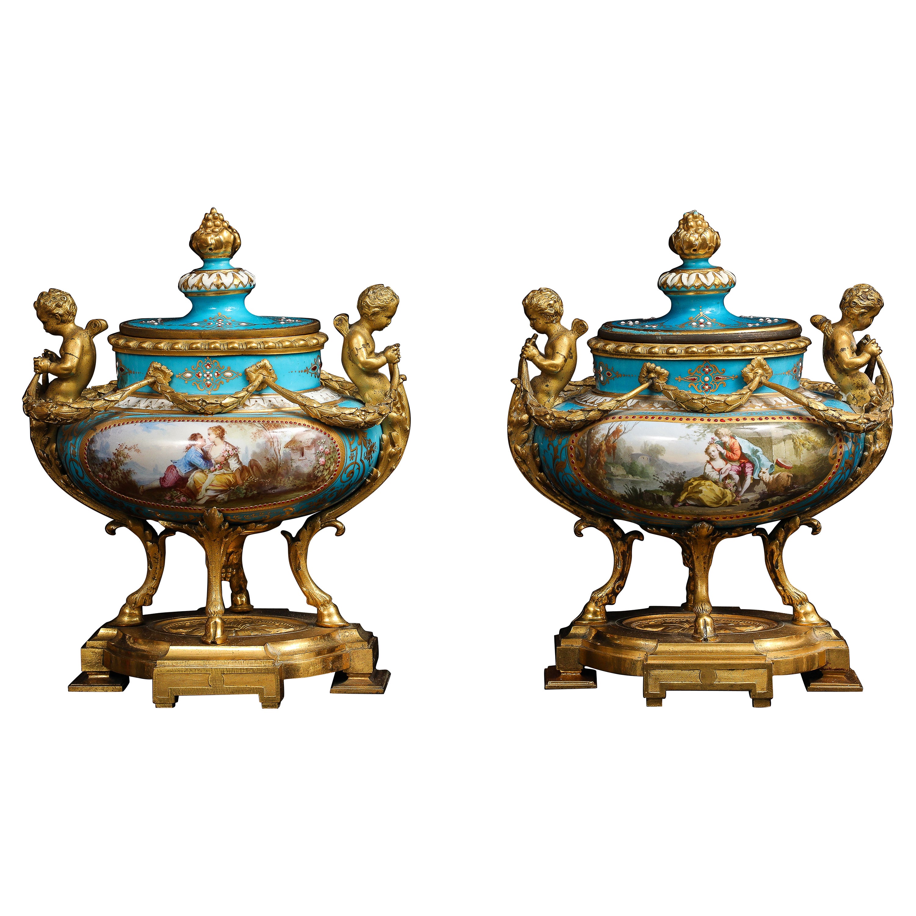 Pr. Jarrones franceses de porcelana enjoyada azul celeste de Sevres montados en ormolu, H. Picard en venta