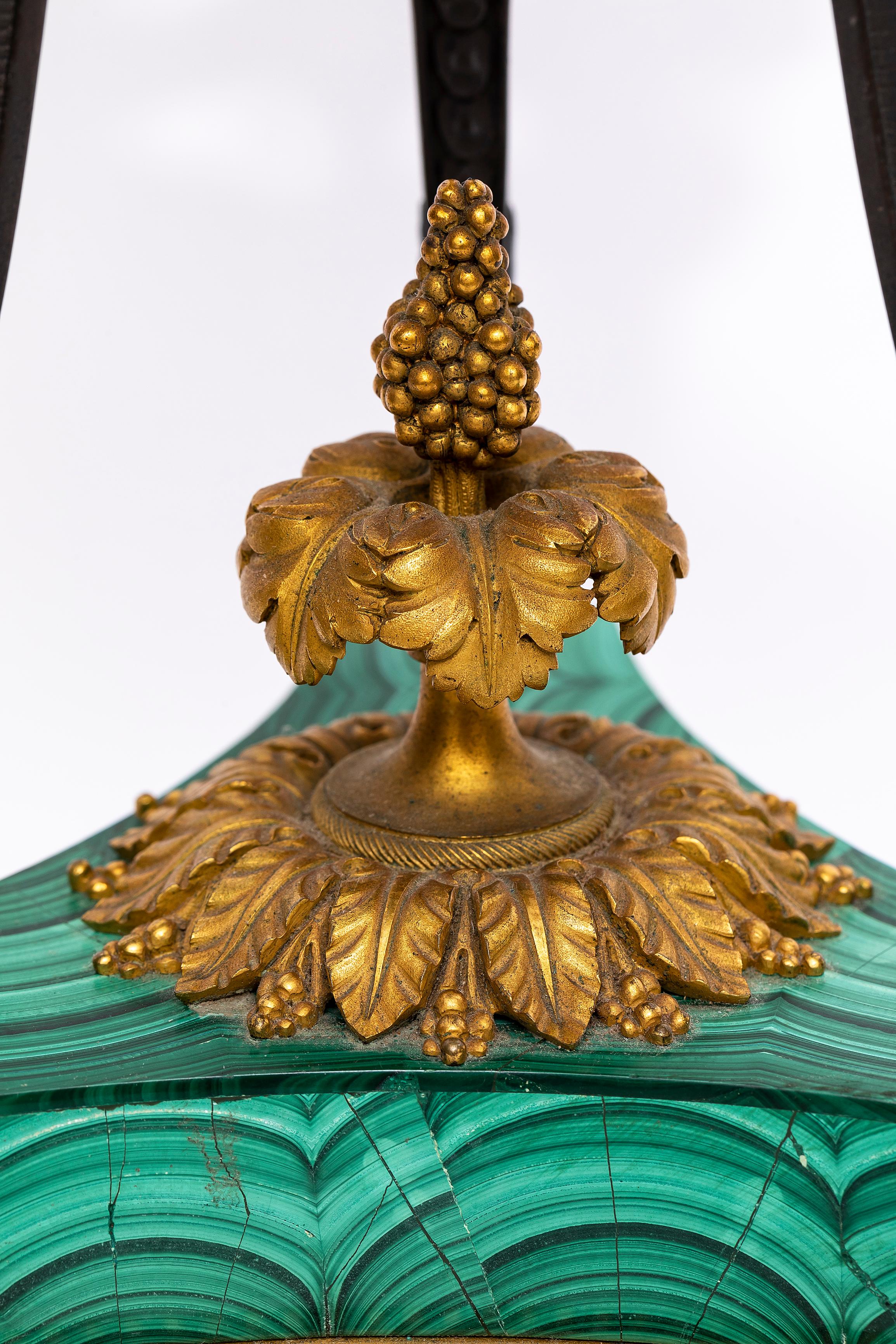 Pr. Pentola figurata francese in malachite patinata e montata in ormolu  H. Dasson in vendita 6