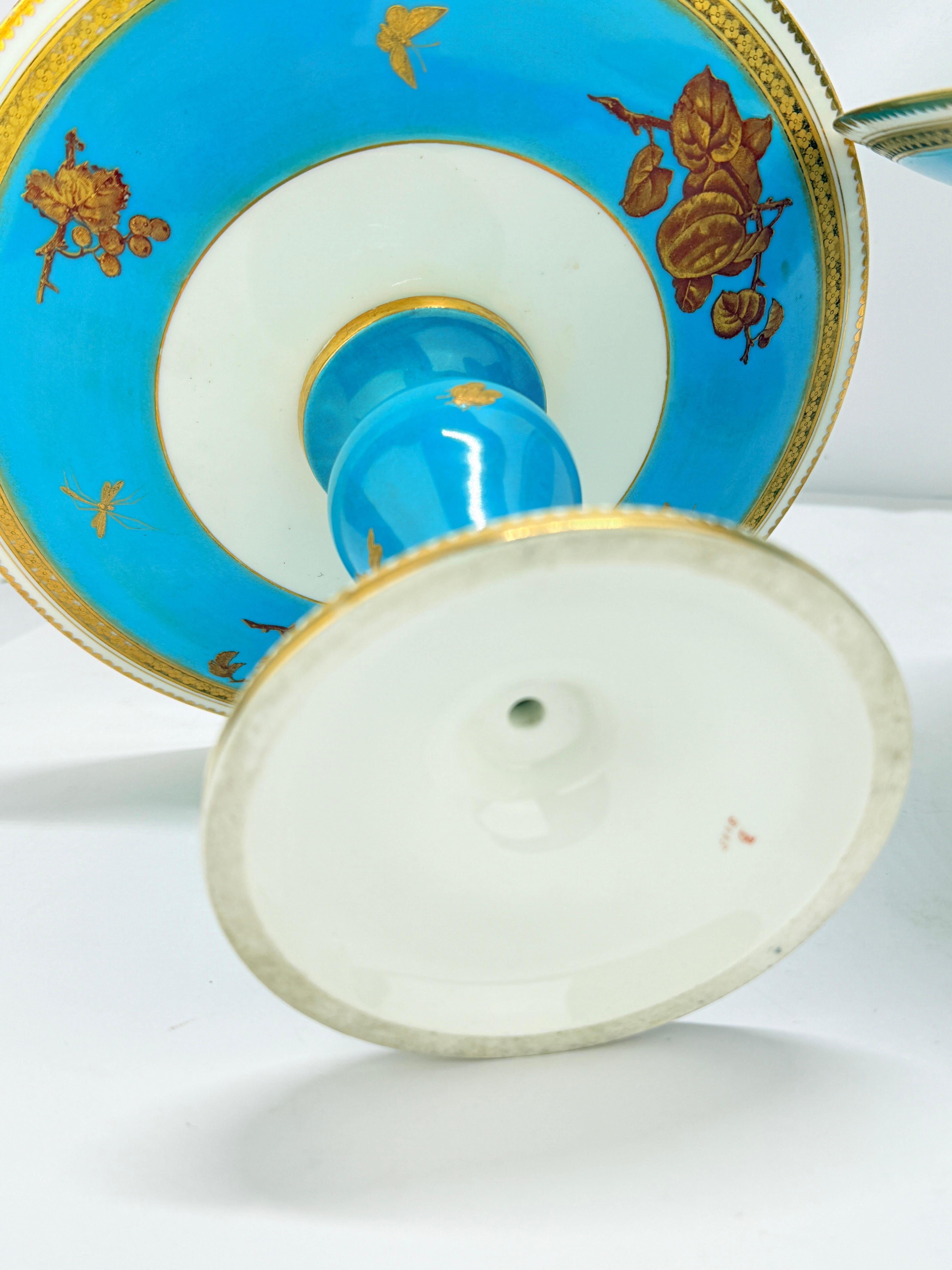 Pr, Compotas de Porcelana Francesa Bleu Céleste con Detalles Dorados y Esmaltados en venta 3