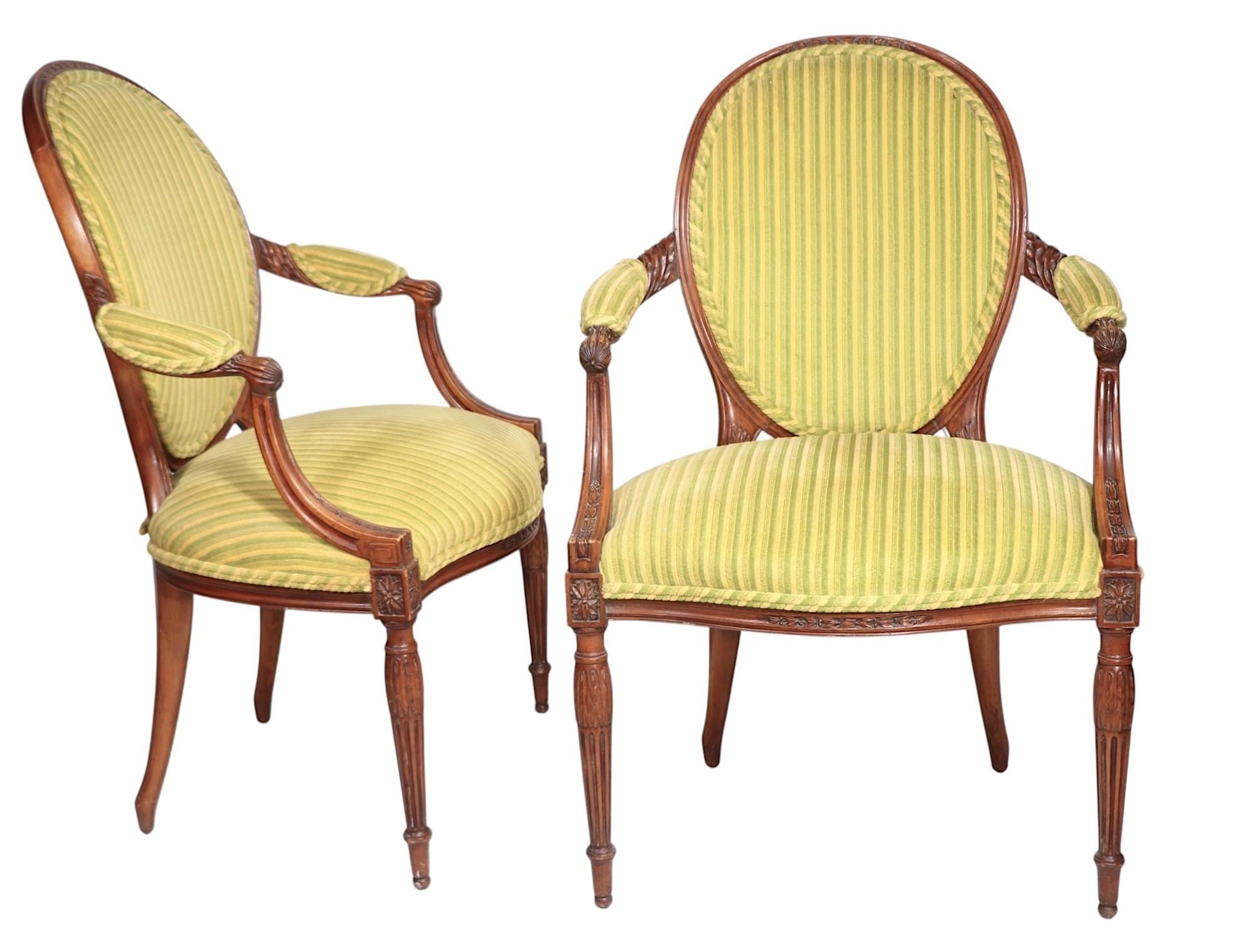 Paire d'élégantes lunettes Louis XVI ( ? )  Fauteuils de style Fauteuil, avec d'élégantes armatures en bois massif sculpté à la main et des sièges et dossiers rembourrés. Fabriqué aux États-Unis, dans le style français, vers les années 1940/60.  Les