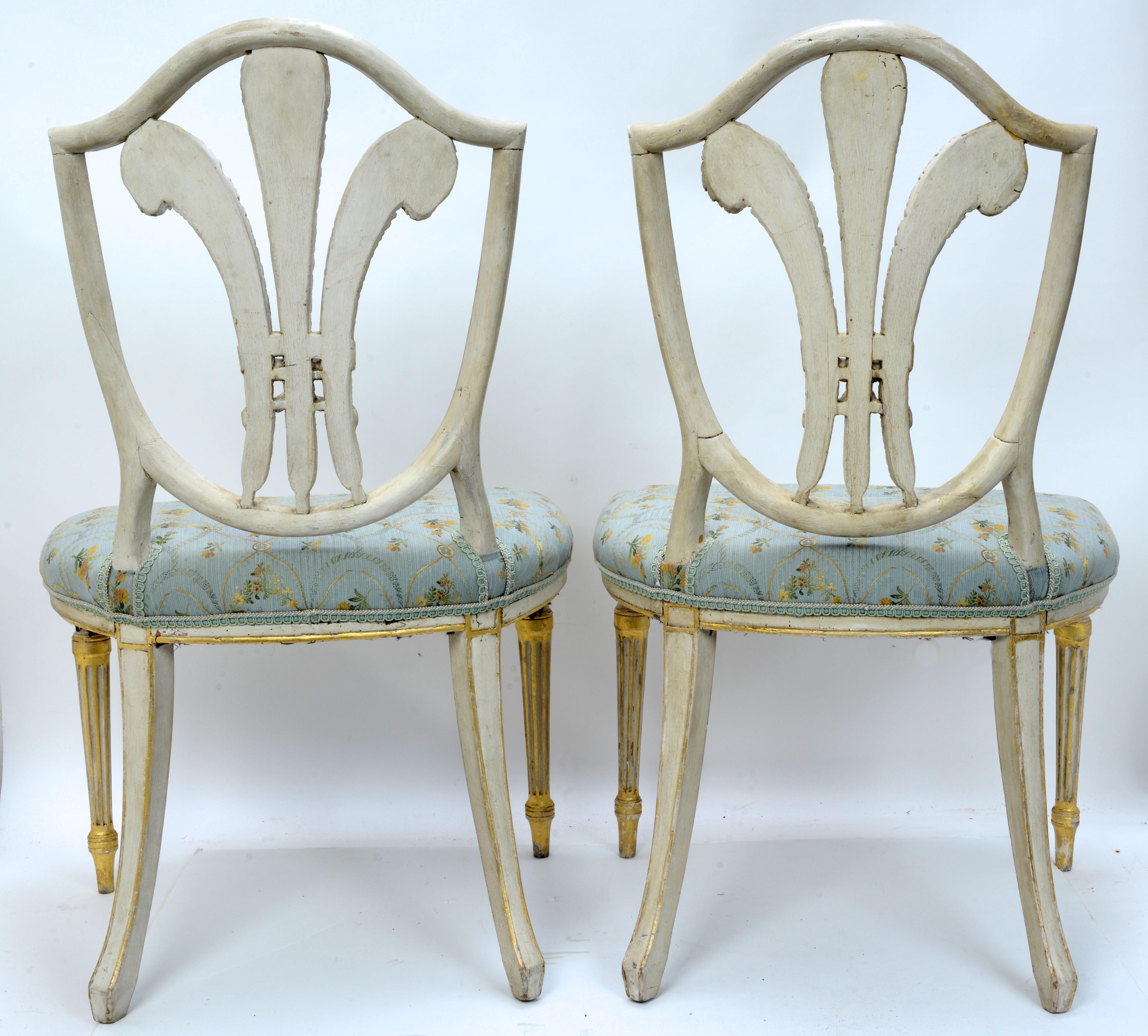 Paire de chaises d'appoint Géo III peintes en crème et ornées d'un motif doré 