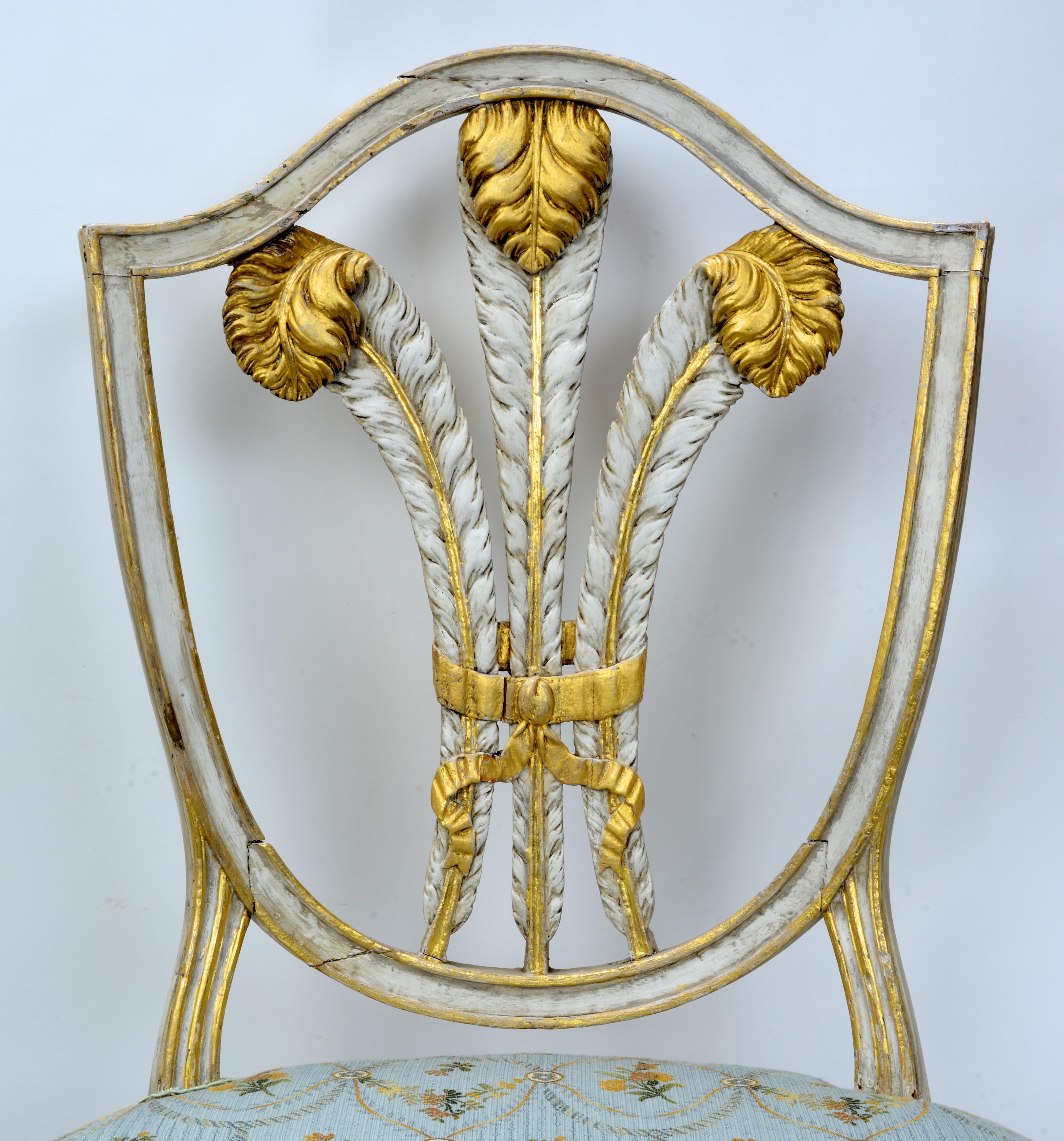 Hepplewhite Chaises à dossier en forme de bouclier peintes couleur crème Pr Geo III, dos sculptés et dorés « Prince de Galles » en vente