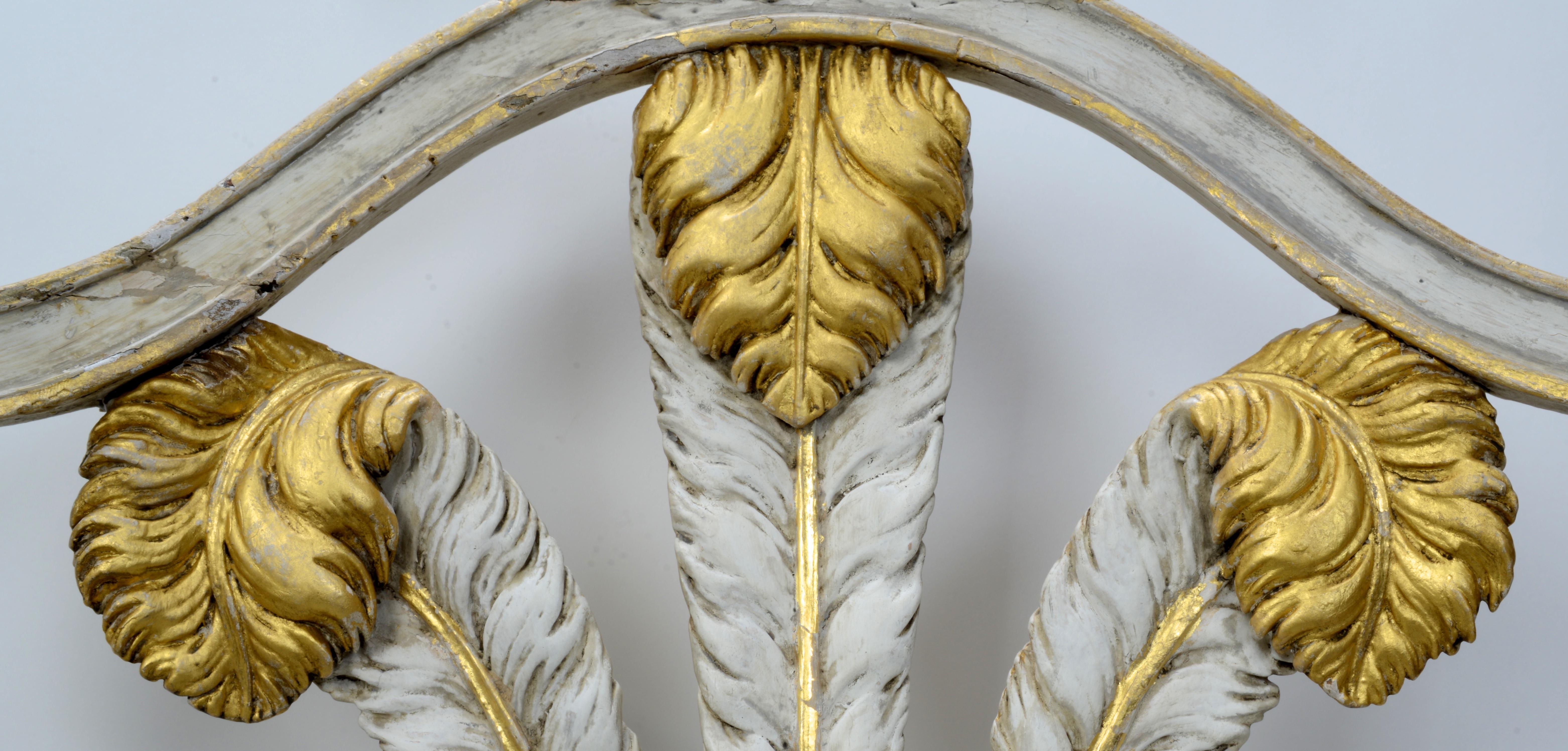 Anglais Chaises à dossier en forme de bouclier peintes couleur crème Pr Geo III, dos sculptés et dorés « Prince de Galles » en vente