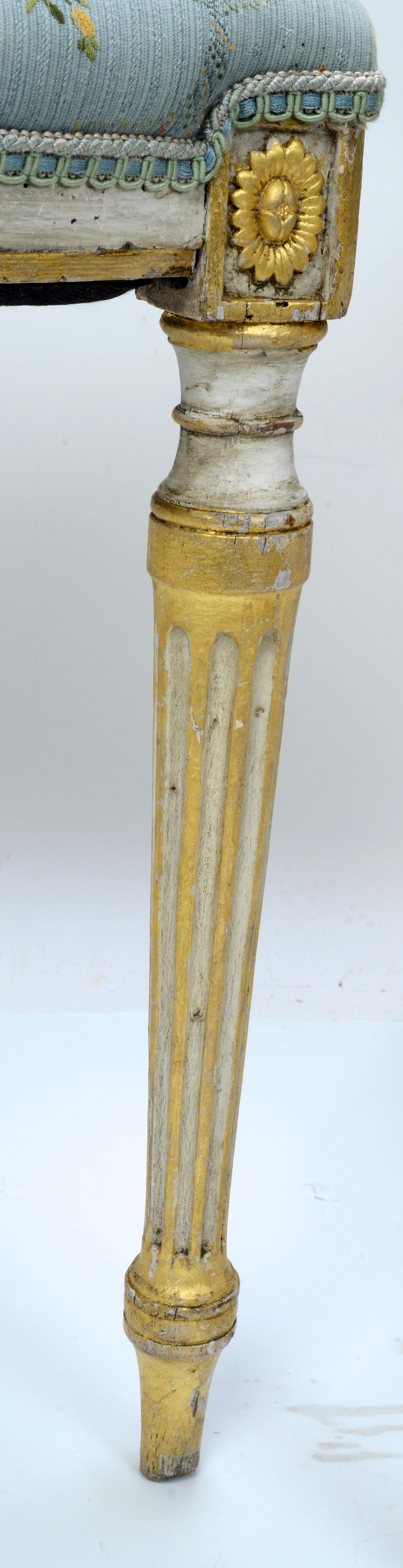 XVIIIe siècle Chaises à dossier en forme de bouclier peintes couleur crème Pr Geo III, dos sculptés et dorés « Prince de Galles » en vente