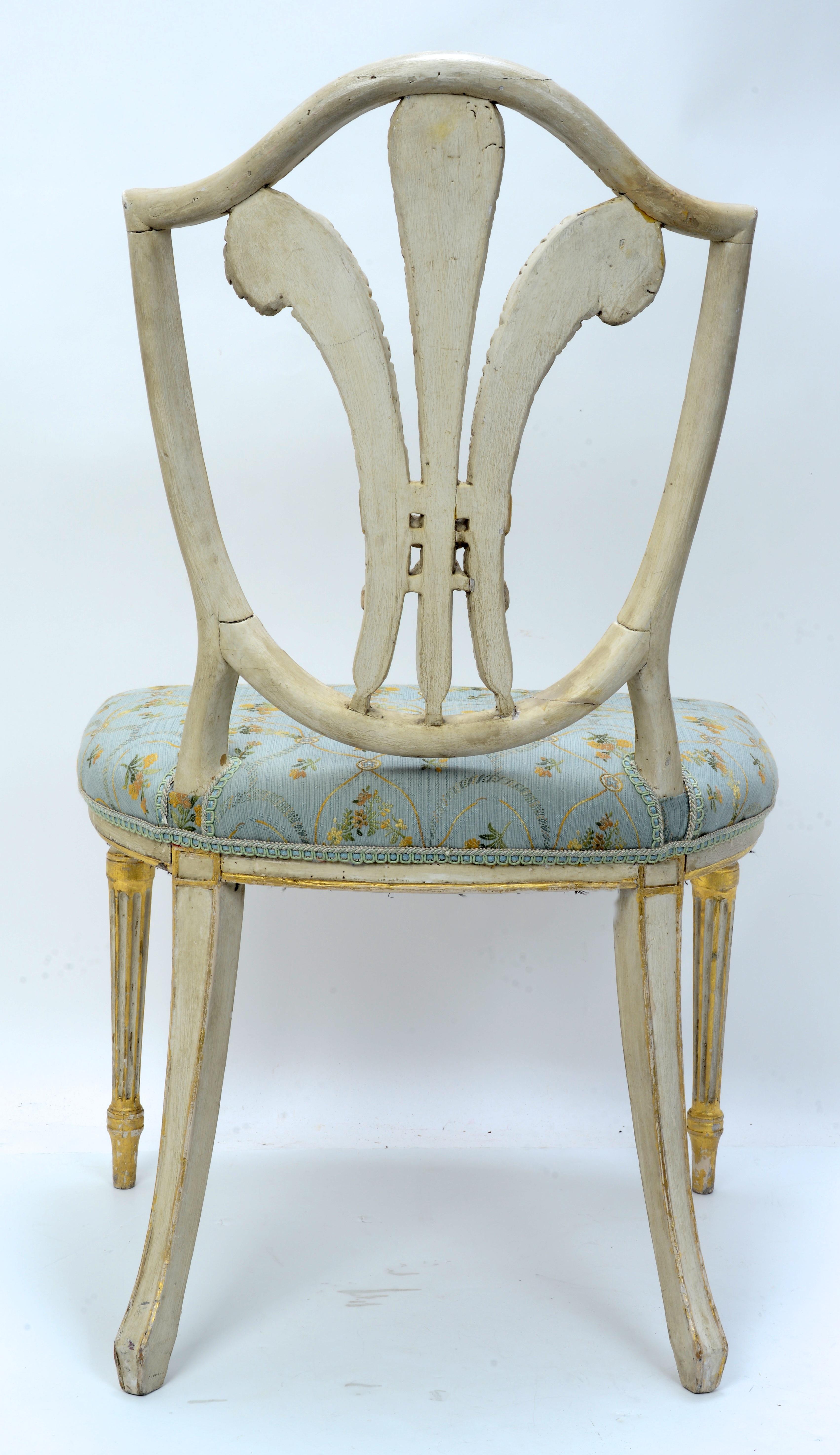 Tissu d'ameublement Chaises à dossier en forme de bouclier peintes couleur crème Pr Geo III, dos sculptés et dorés « Prince de Galles » en vente