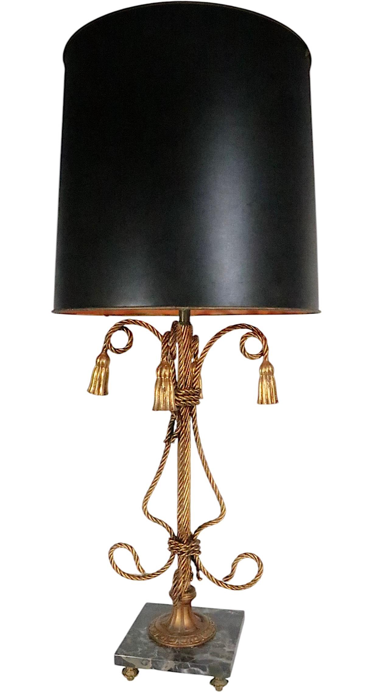 Pr. Lampada da tavolo in metallo dorato con corda e nappe Made in Italy anni '50 circa in vendita 2