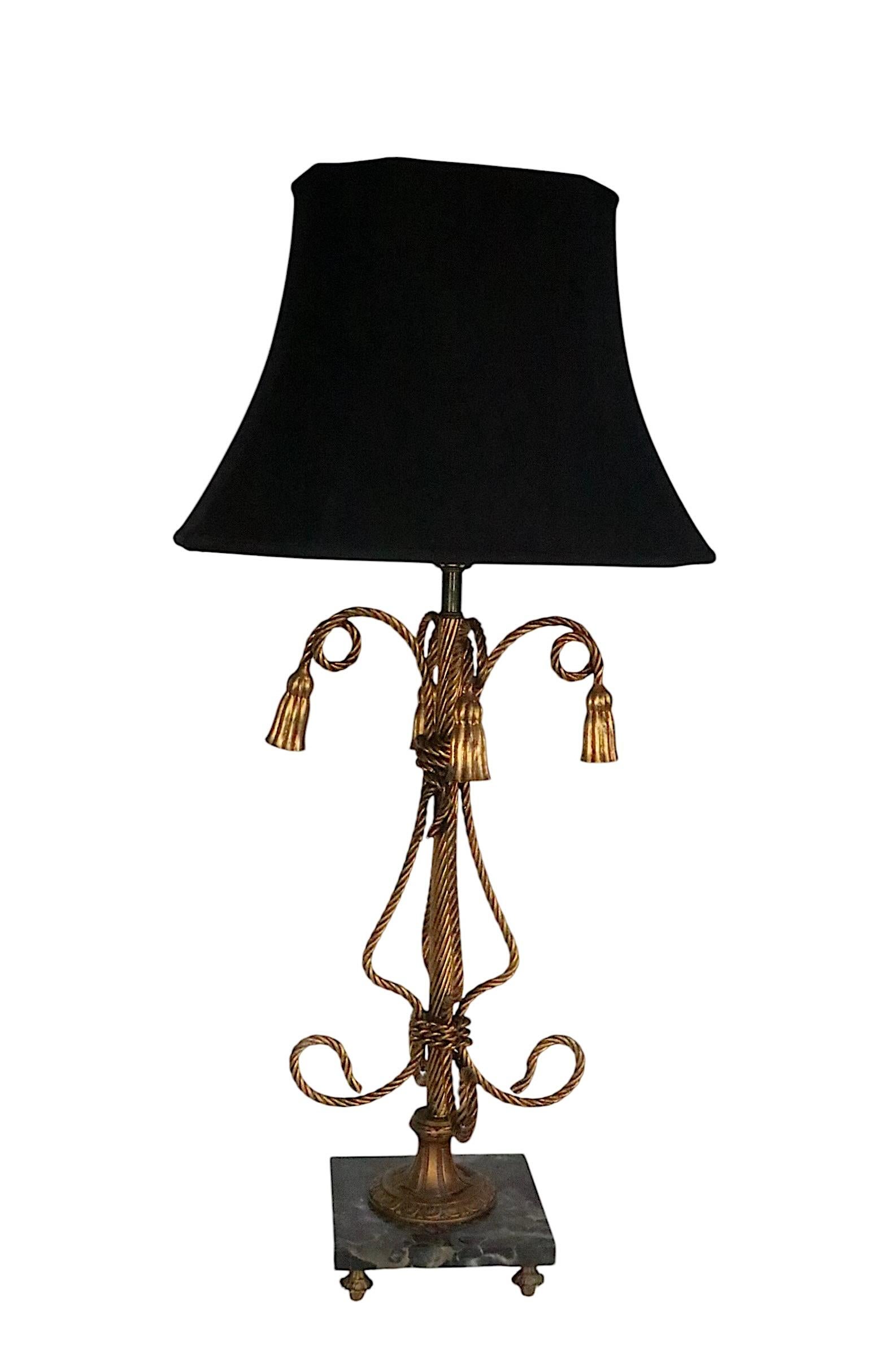 Pr. Lampada da tavolo in metallo dorato con corda e nappe Made in Italy anni '50 circa in vendita 5