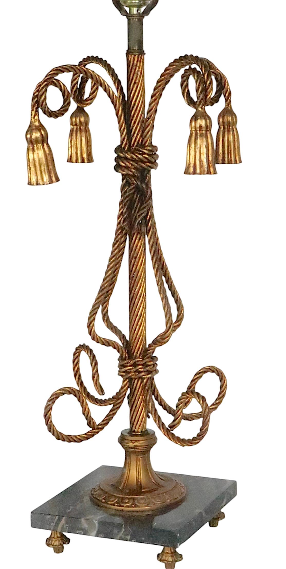 Pr. Lampada da tavolo in metallo dorato con corda e nappe Made in Italy anni '50 circa in vendita 7