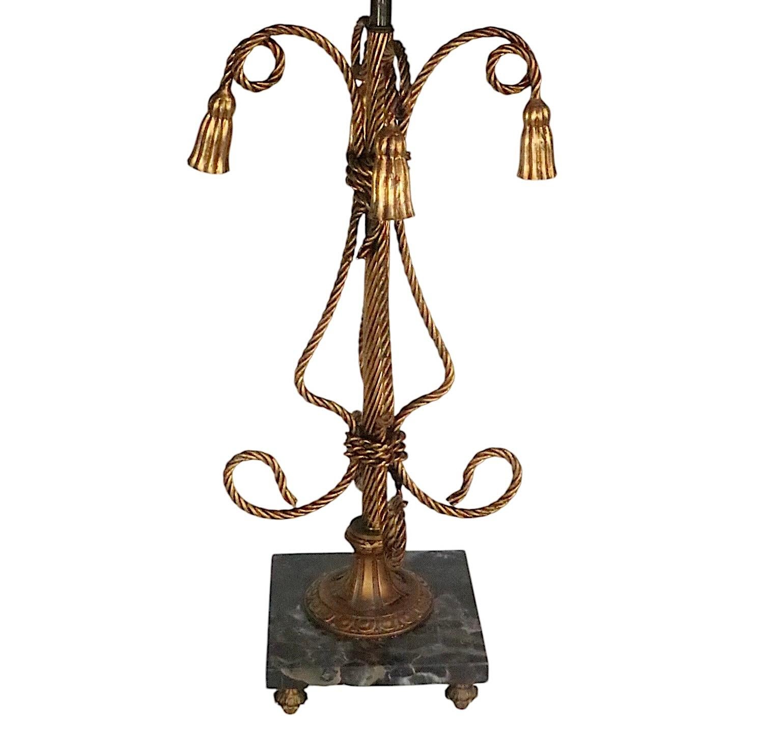 Pr. Lampada da tavolo in metallo dorato con corda e nappe Made in Italy anni '50 circa in vendita 8