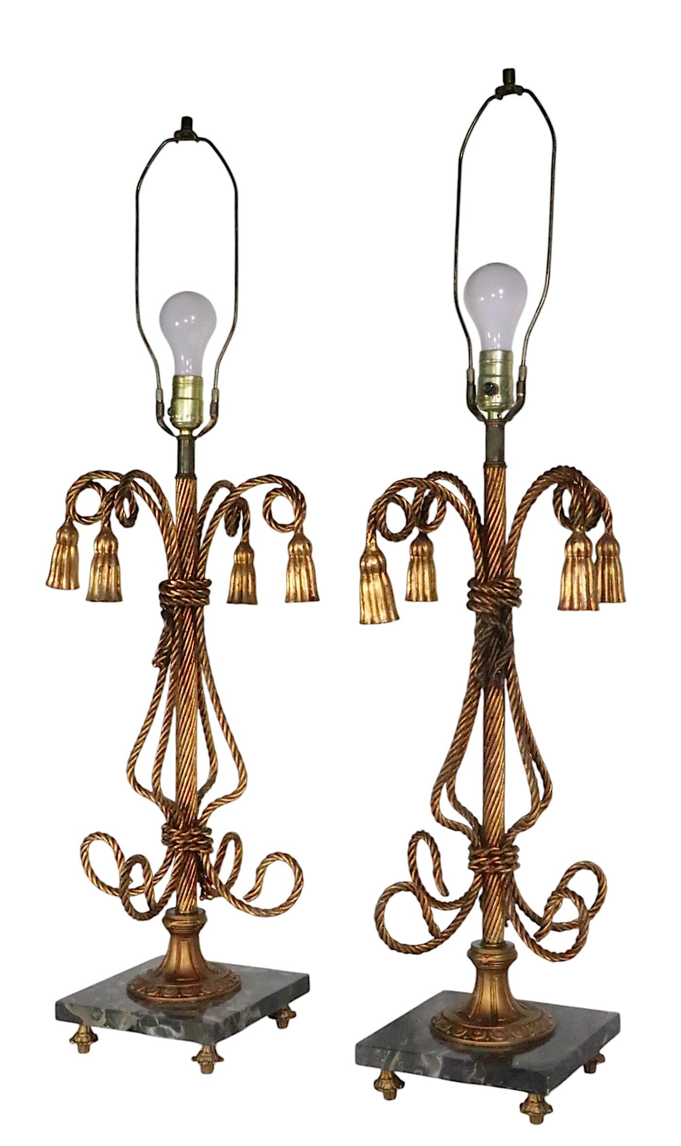 Hollywood Regency Pr. Lampada da tavolo in metallo dorato con corda e nappe Made in Italy anni '50 circa in vendita