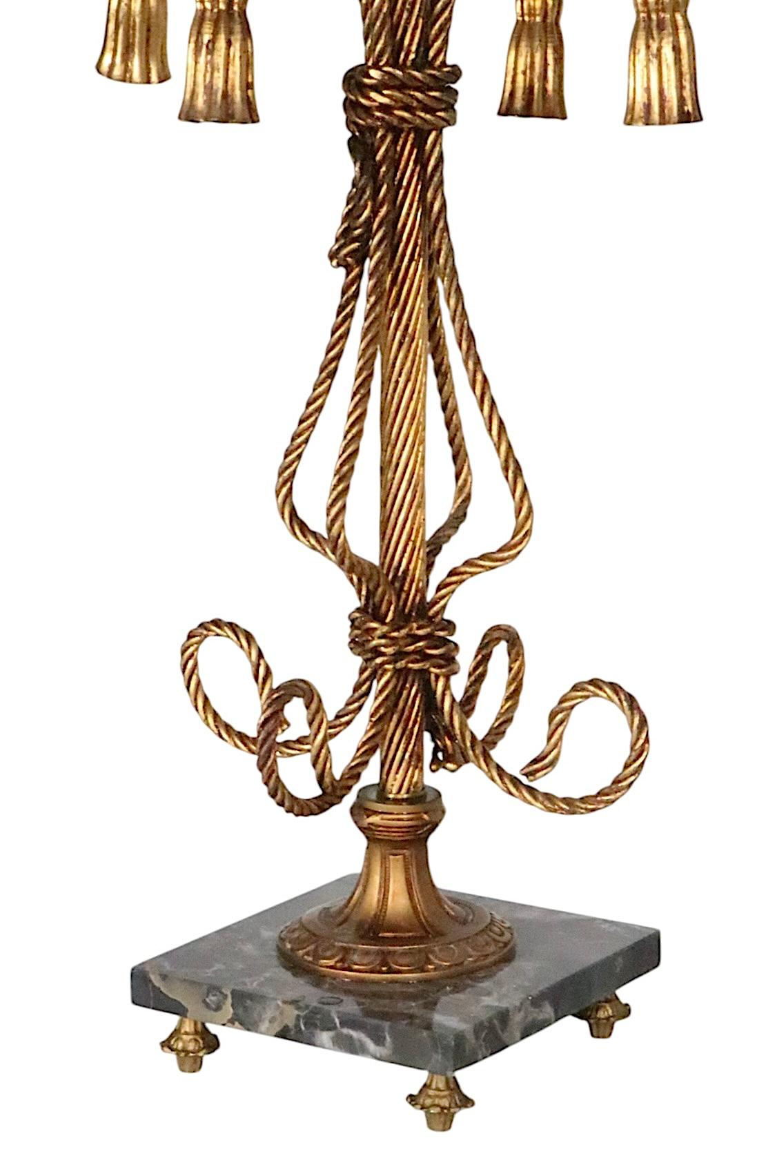Italiano Pr. Lampada da tavolo in metallo dorato con corda e nappe Made in Italy anni '50 circa in vendita