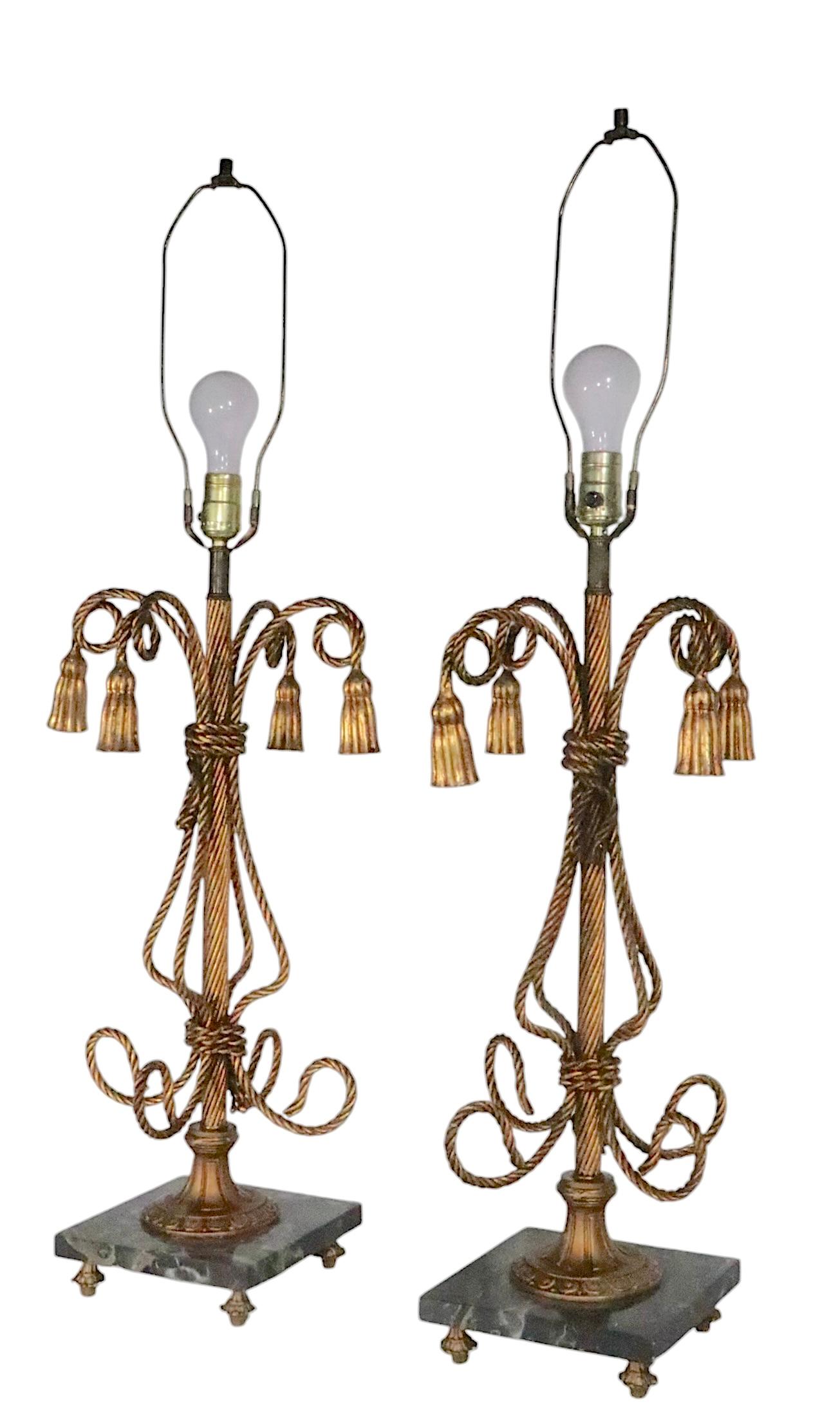 Dorato Pr. Lampada da tavolo in metallo dorato con corda e nappe Made in Italy anni '50 circa in vendita