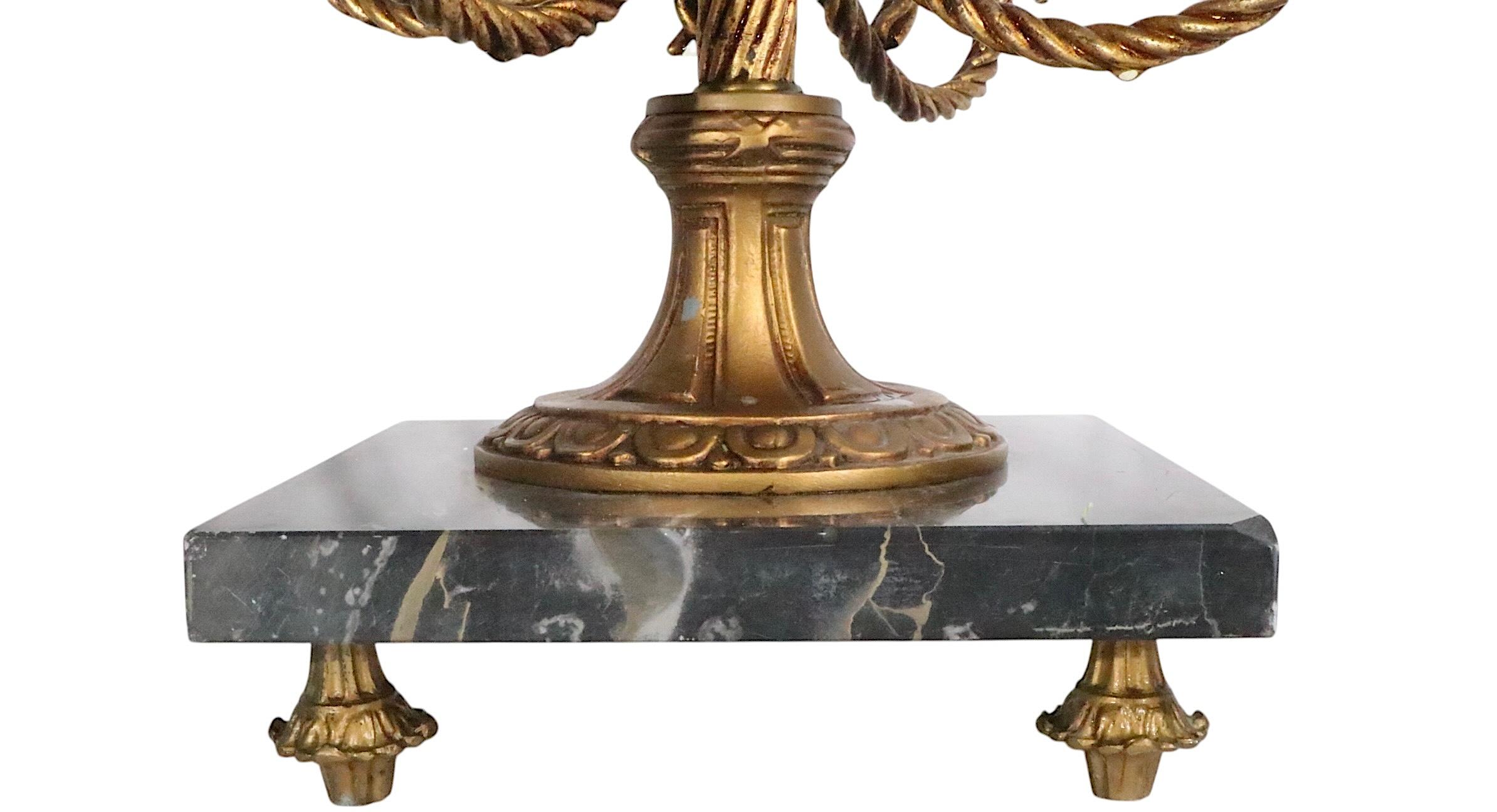 Metallo Pr. Lampada da tavolo in metallo dorato con corda e nappe Made in Italy anni '50 circa in vendita