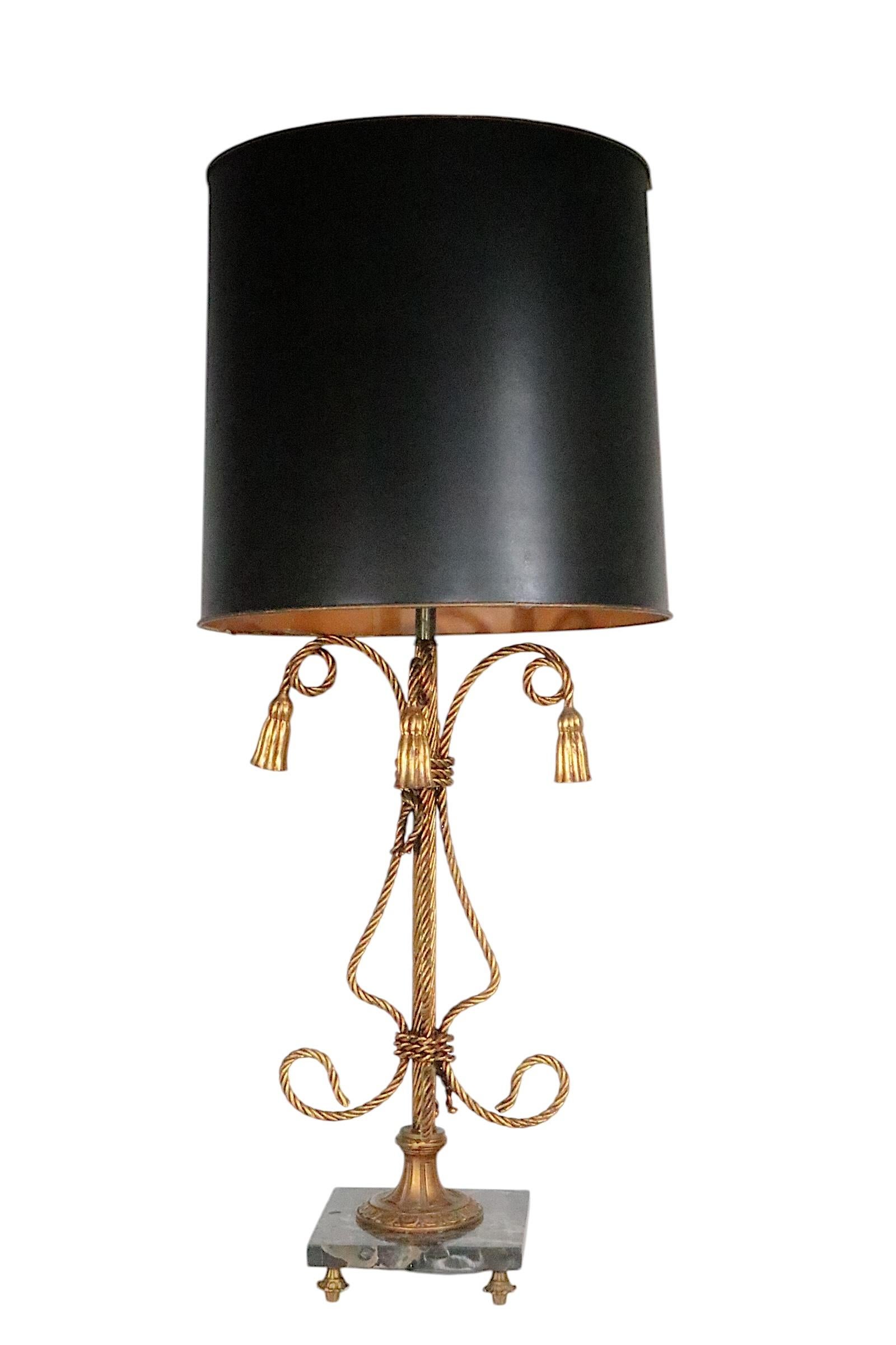 Pr. Lampada da tavolo in metallo dorato con corda e nappe Made in Italy anni '50 circa in vendita 1