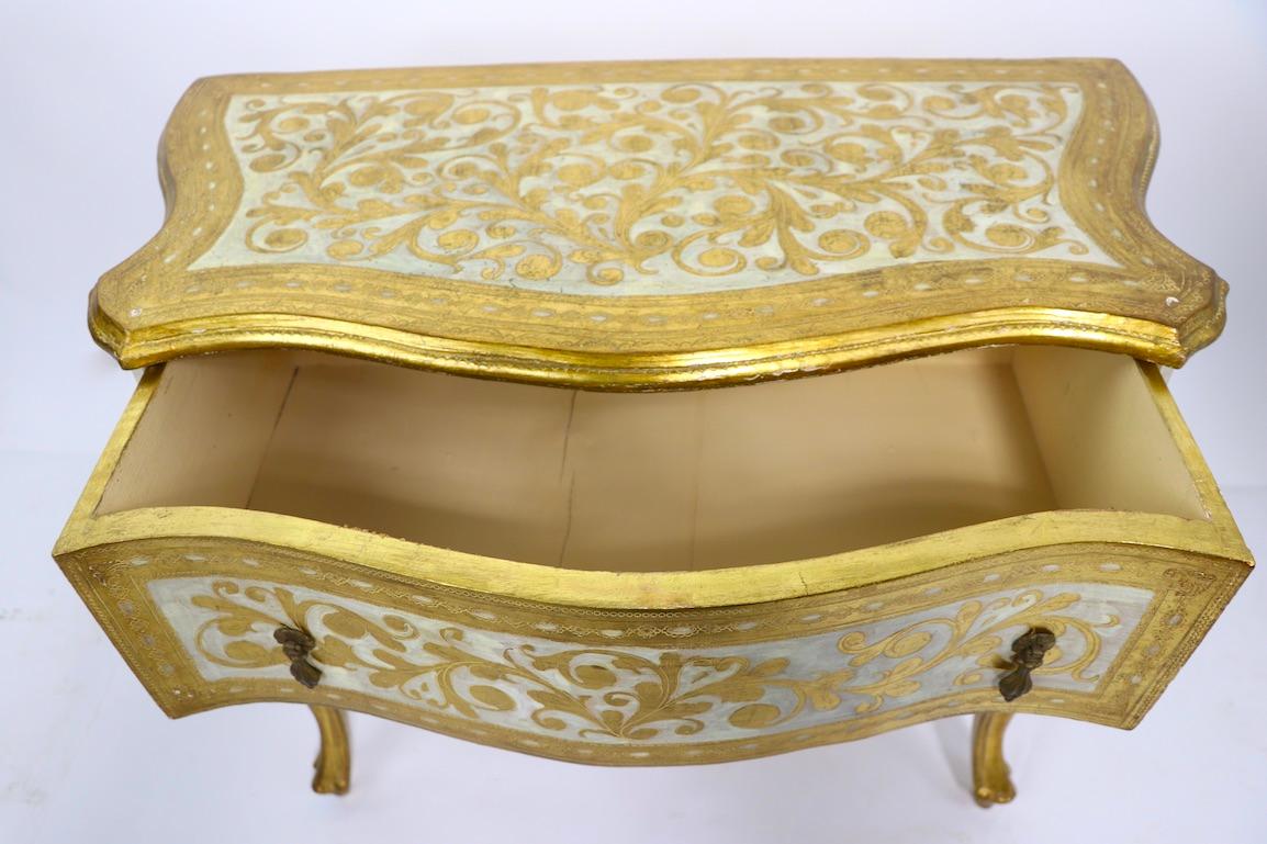 Pair of Giltwood Nightstands Made in Italy by Florentine Furniture In Good Condition In New York, NY