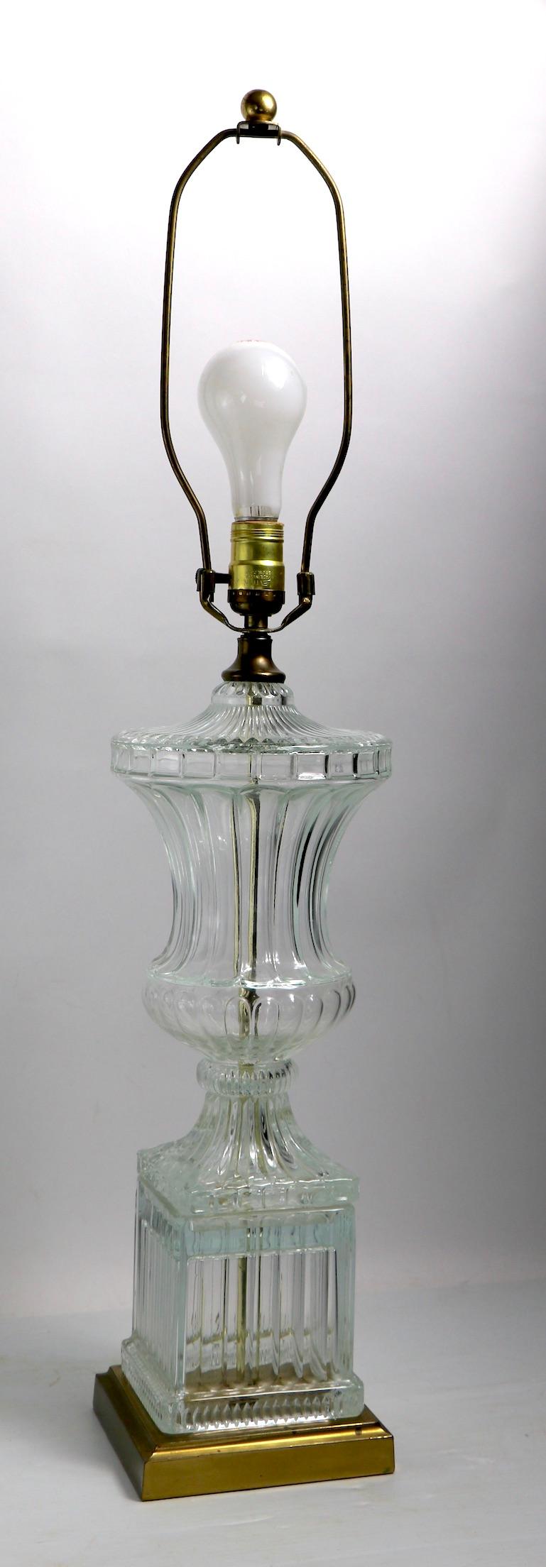 Ein Paar Tischlampen in Form einer Glasurne von dem bekannten Lampenhersteller Paul Hanson. Beide Lampen sind in einem sehr guten, sauberen und funktionstüchtigen Originalzustand. Angeboten und bepreist= als Paar, Schirme nicht inbegriffen. 
