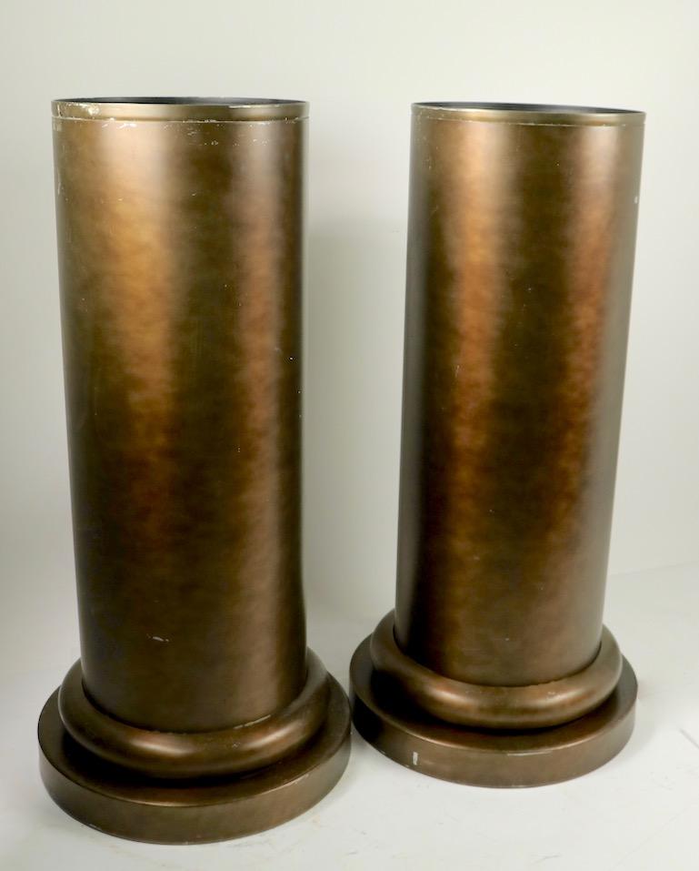Paar Halbsäulen-Pflanzgefäße aus eloxiertem Aluminium im Angebot 4