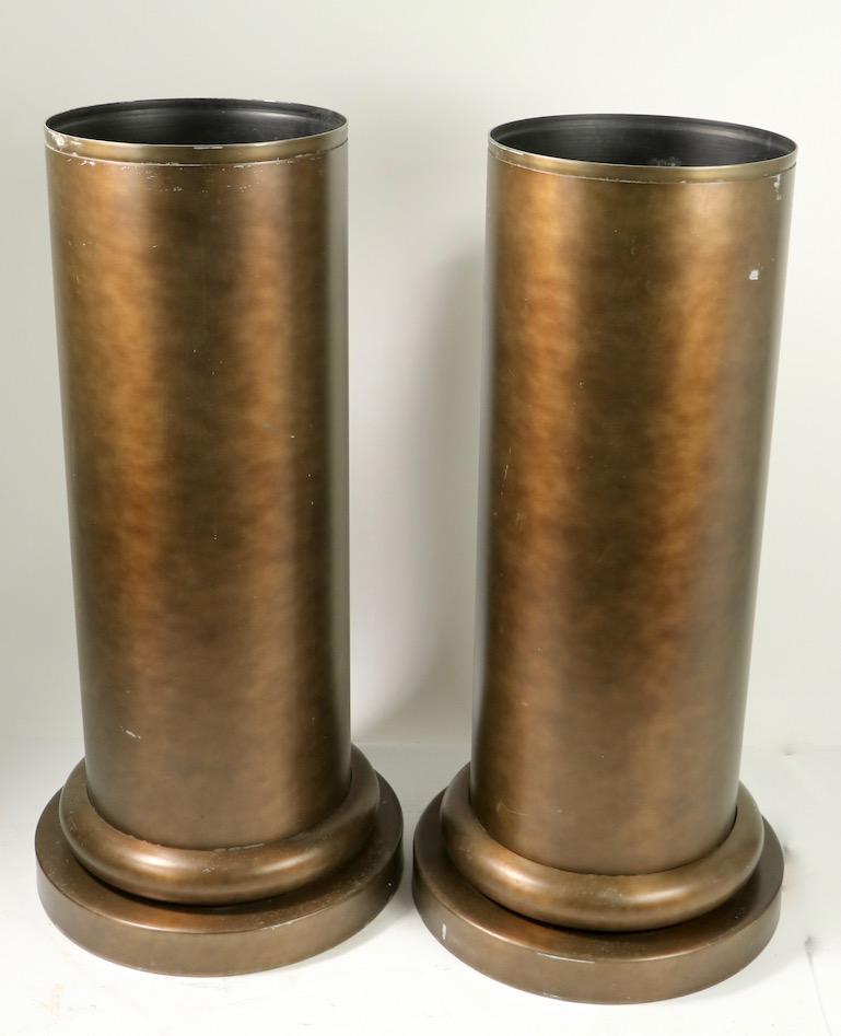 Paar Halbsäulen-Pflanzgefäße aus eloxiertem Aluminium im Angebot 5