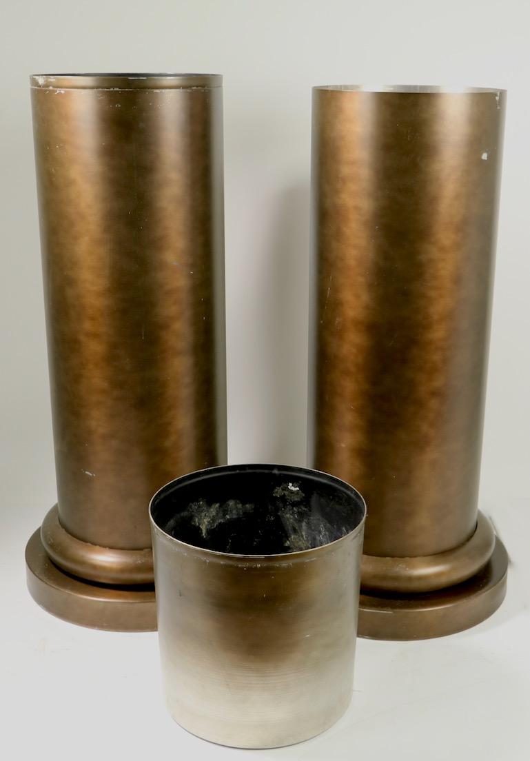 Paar Halbsäulen-Pflanzgefäße aus eloxiertem Aluminium im Angebot 7