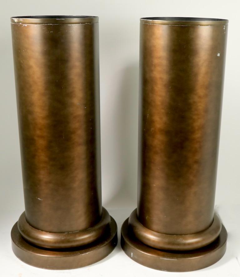 Paire de jardinières demi-colonnes de style Art déco Revival en aluminium anodisé de couleur bronze. Les colonnes sont construites en trois pièces, une base à gradins, une colonne cylindrique et une jardinière amovible (voir les images). Les deux