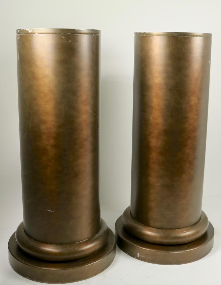Paar Halbsäulen-Pflanzgefäße aus eloxiertem Aluminium (Art déco) im Angebot
