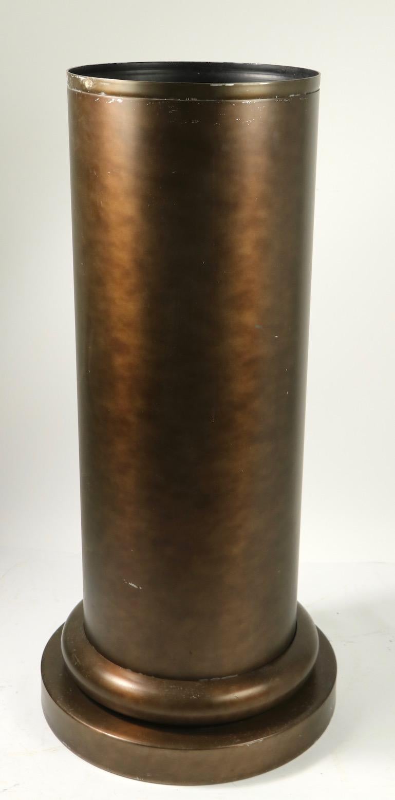 Paar Halbsäulen-Pflanzgefäße aus eloxiertem Aluminium (amerikanisch) im Angebot