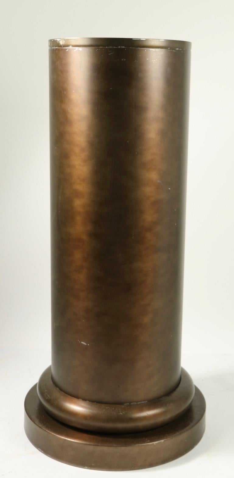 Paar Halbsäulen-Pflanzgefäße aus eloxiertem Aluminium im Zustand „Gut“ im Angebot in New York, NY