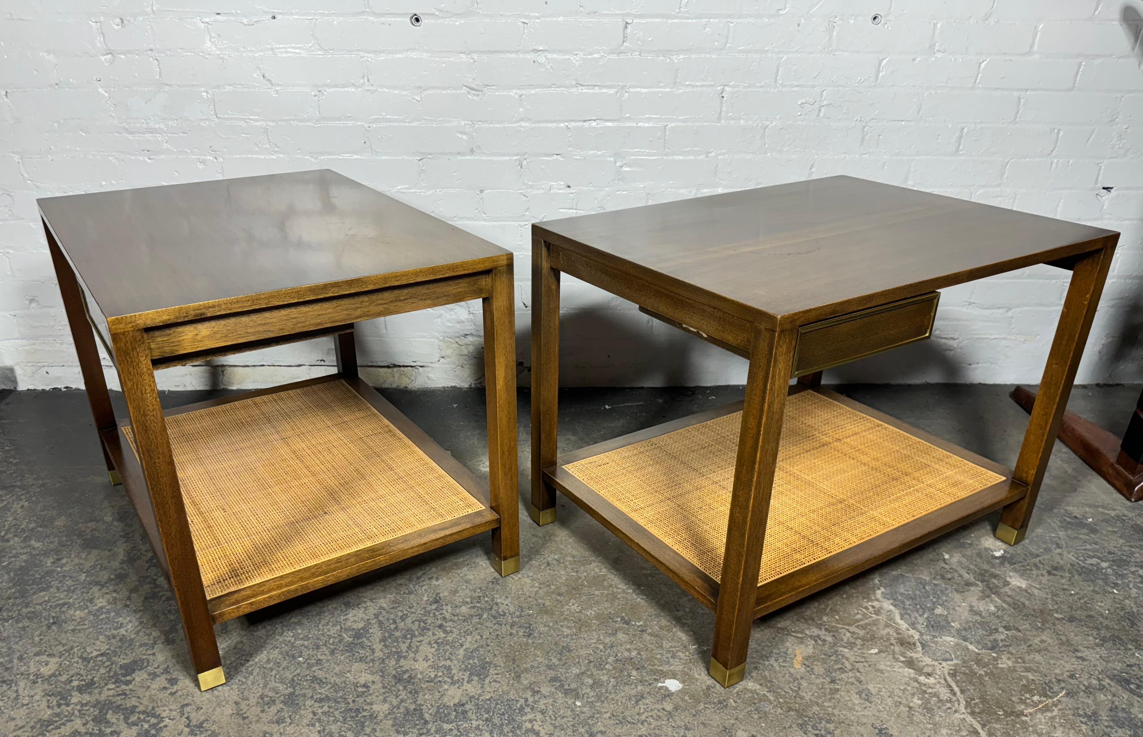Paire de tables modernistes assorties (image miroir) conçues par Harvey Probber, Probber Originals. En acajou rubané richement grainé et en rotin avec des détails en laiton, les deux tables comportent un tiroir. Design/One classique, qualité et