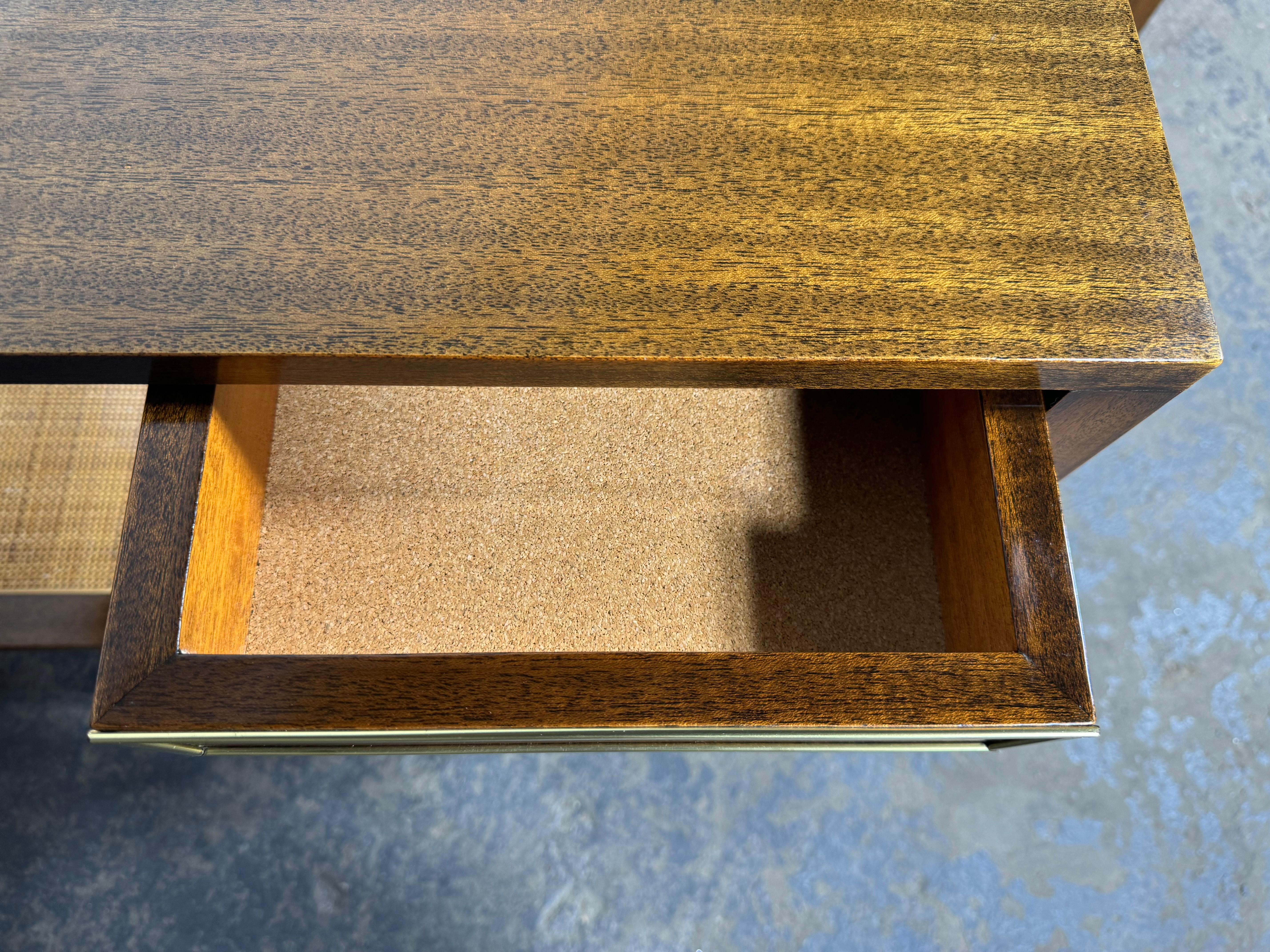 Mid-Century Modern Tables d'appoint en acajou et rotin de Harvey Probber, milieu de siècle en vente