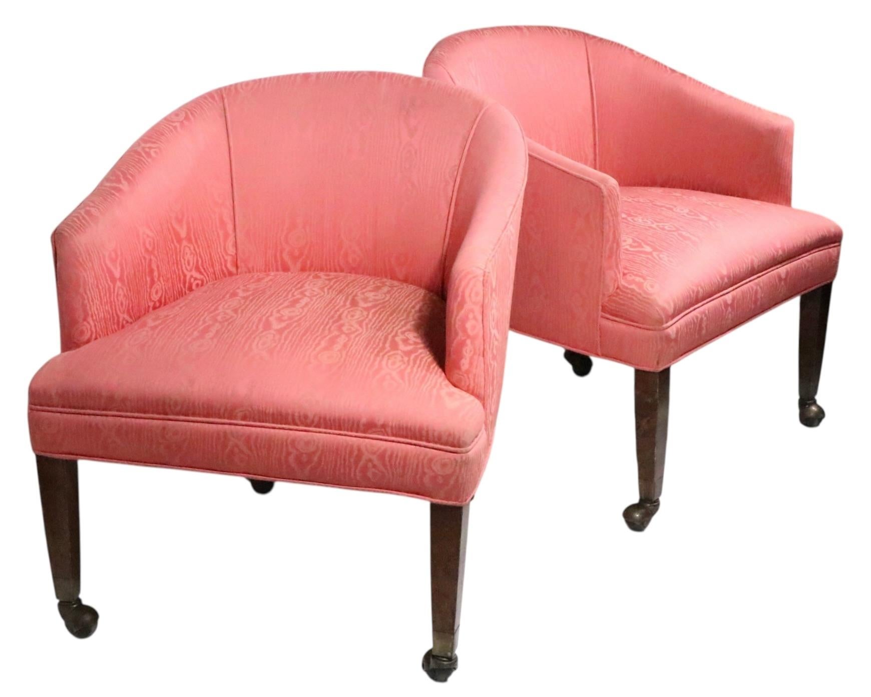 Coppia classica di sedie a tre quarti di vasca in stile Art Deco, Hollywood Regency. Le sedie sono dotate di sedili imbottiti e di un rivestimento continuo.  schienale avvolgente. Le gambe in legno massiccio terminano con i piedi originali a sfera. 