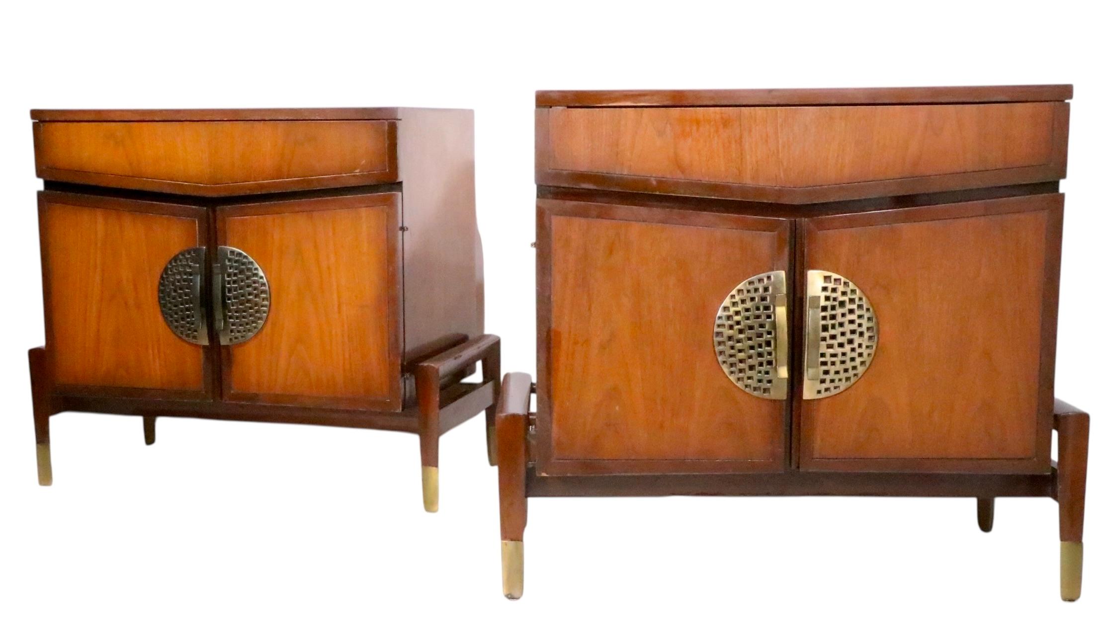 Pareja de vistosas mesillas de noche de estilo Regencia de Hollywood, Asia Moderna, diseñadas por Helen Hobey, hacia 1950/60. Las mesitas de noche presentan un armario de dos puertas estilizadas  con una interpretación de un  Tirador de puerta con