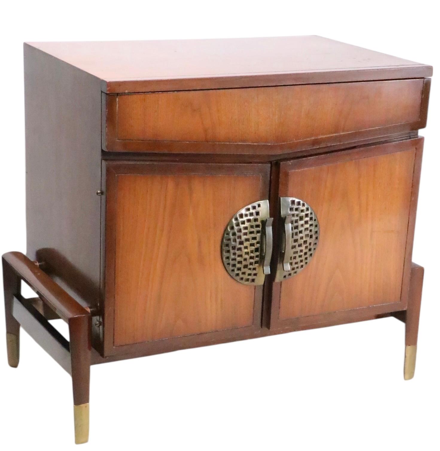 Pr. Mesillas de noche estilo Hollywood Regency Asia Modern de Helen Hobey Baker Regencia de Hollywood en venta