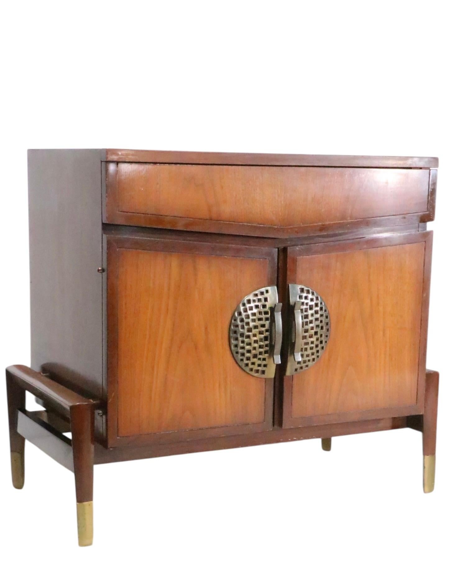 Pr. Mesillas de noche estilo Hollywood Regency Asia Modern de Helen Hobey Baker Estadounidense en venta