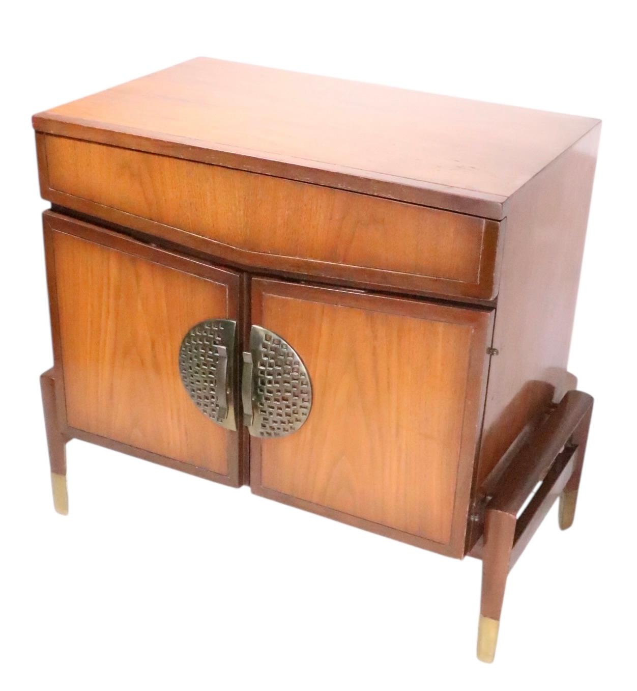 Pr. Mesillas de noche estilo Hollywood Regency Asia Modern de Helen Hobey Baker en Bueno estado para la venta en New York, NY