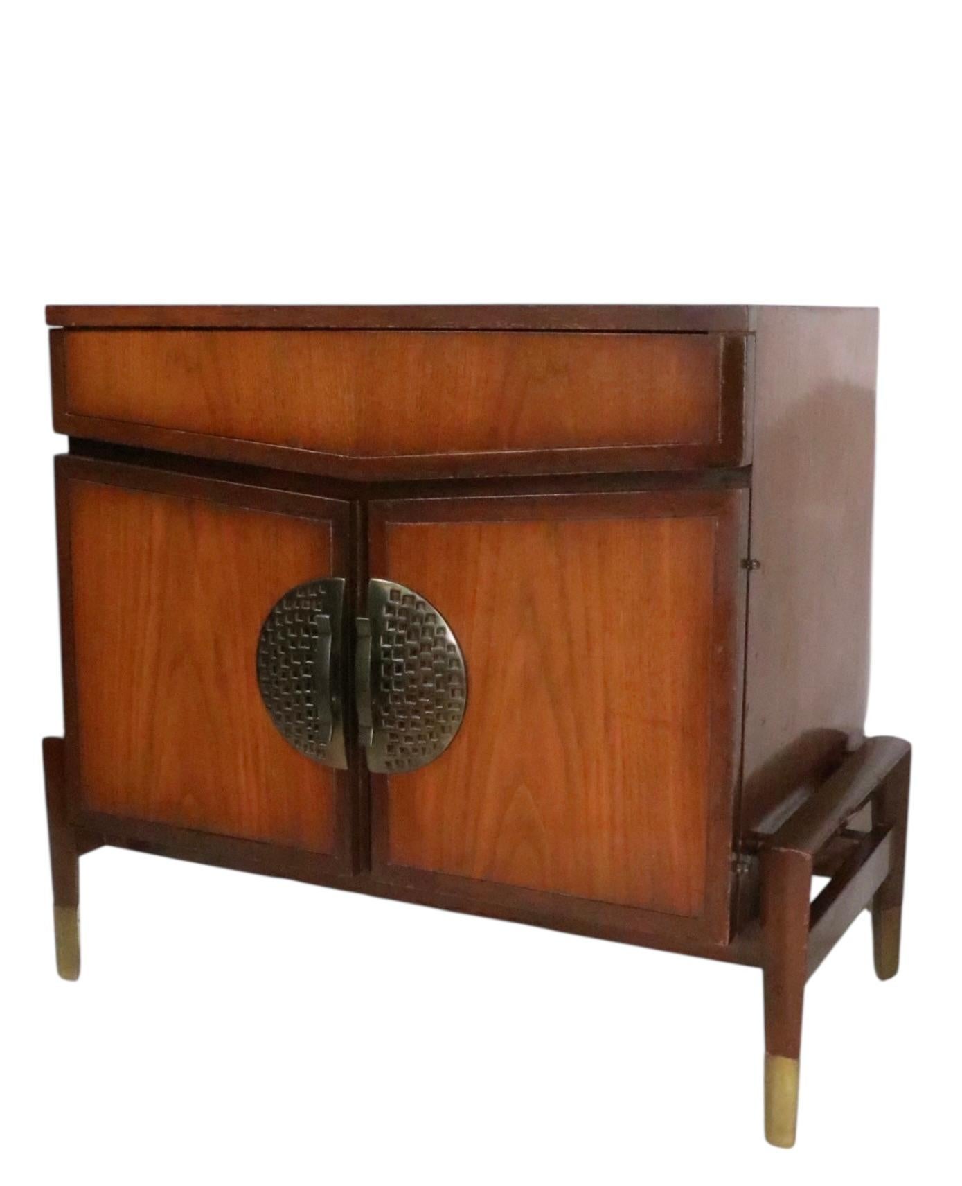 Pr. Mesillas de noche estilo Hollywood Regency Asia Modern de Helen Hobey Baker siglo XX en venta