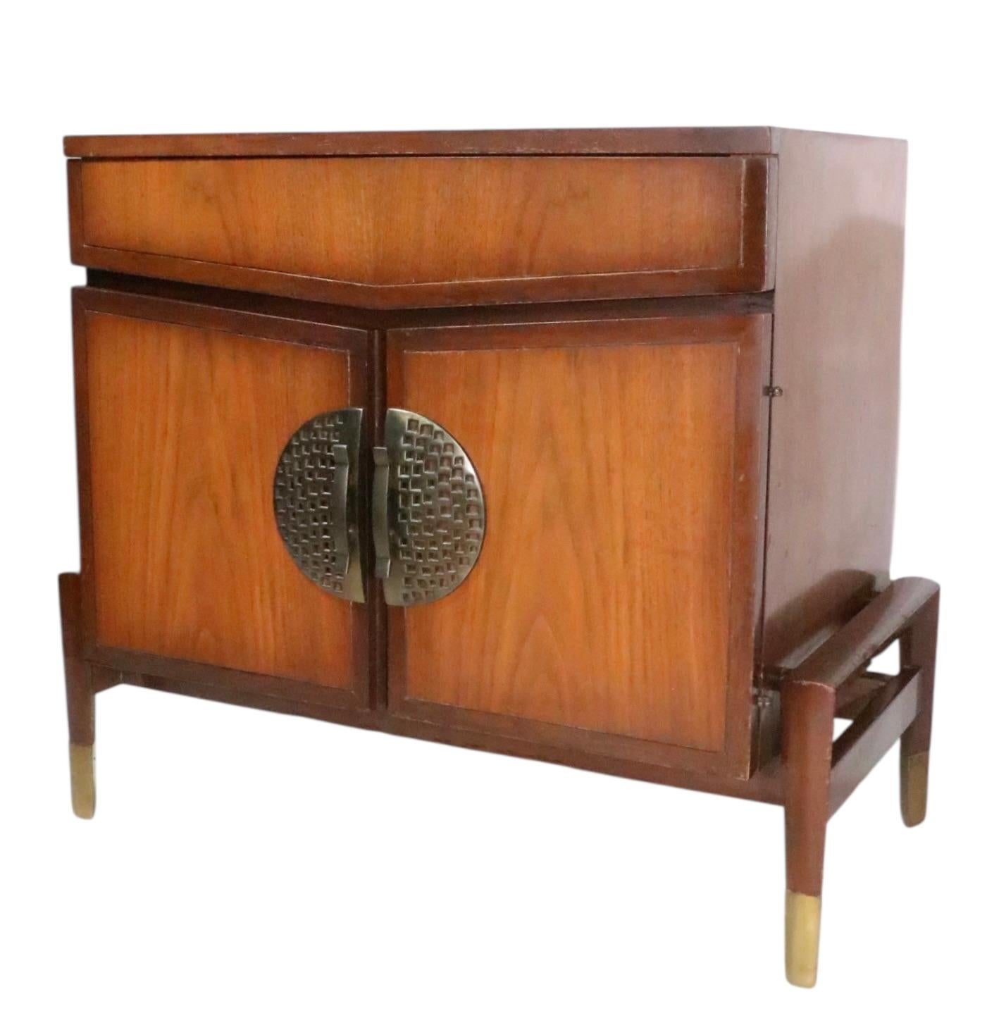 Pr. Mesillas de noche estilo Hollywood Regency Asia Modern de Helen Hobey Baker Metal en venta