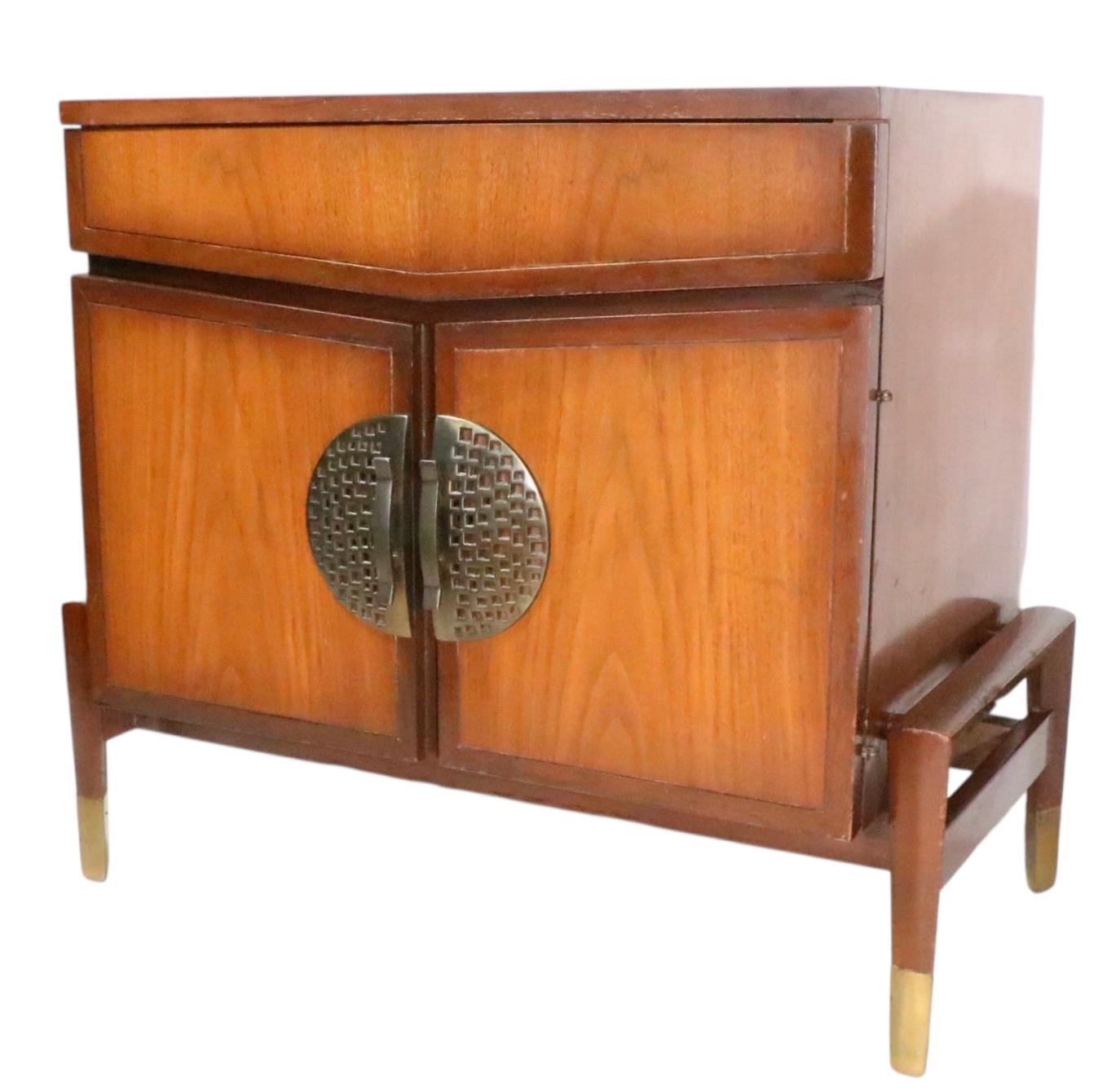 Pr. Mesillas de noche estilo Hollywood Regency Asia Modern de Helen Hobey Baker en venta 1