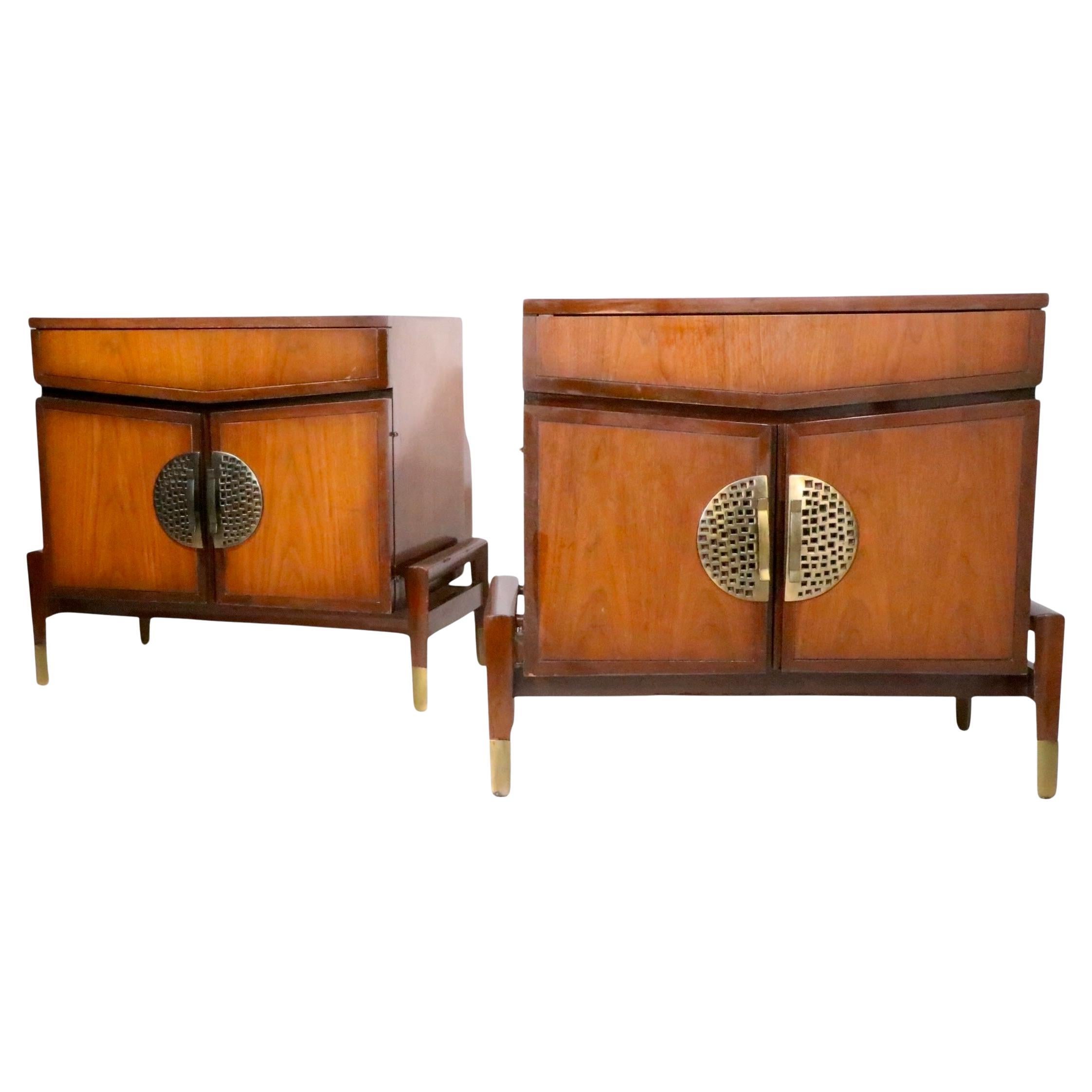 Pr. Mesillas de noche estilo Hollywood Regency Asia Modern de Helen Hobey Baker en venta