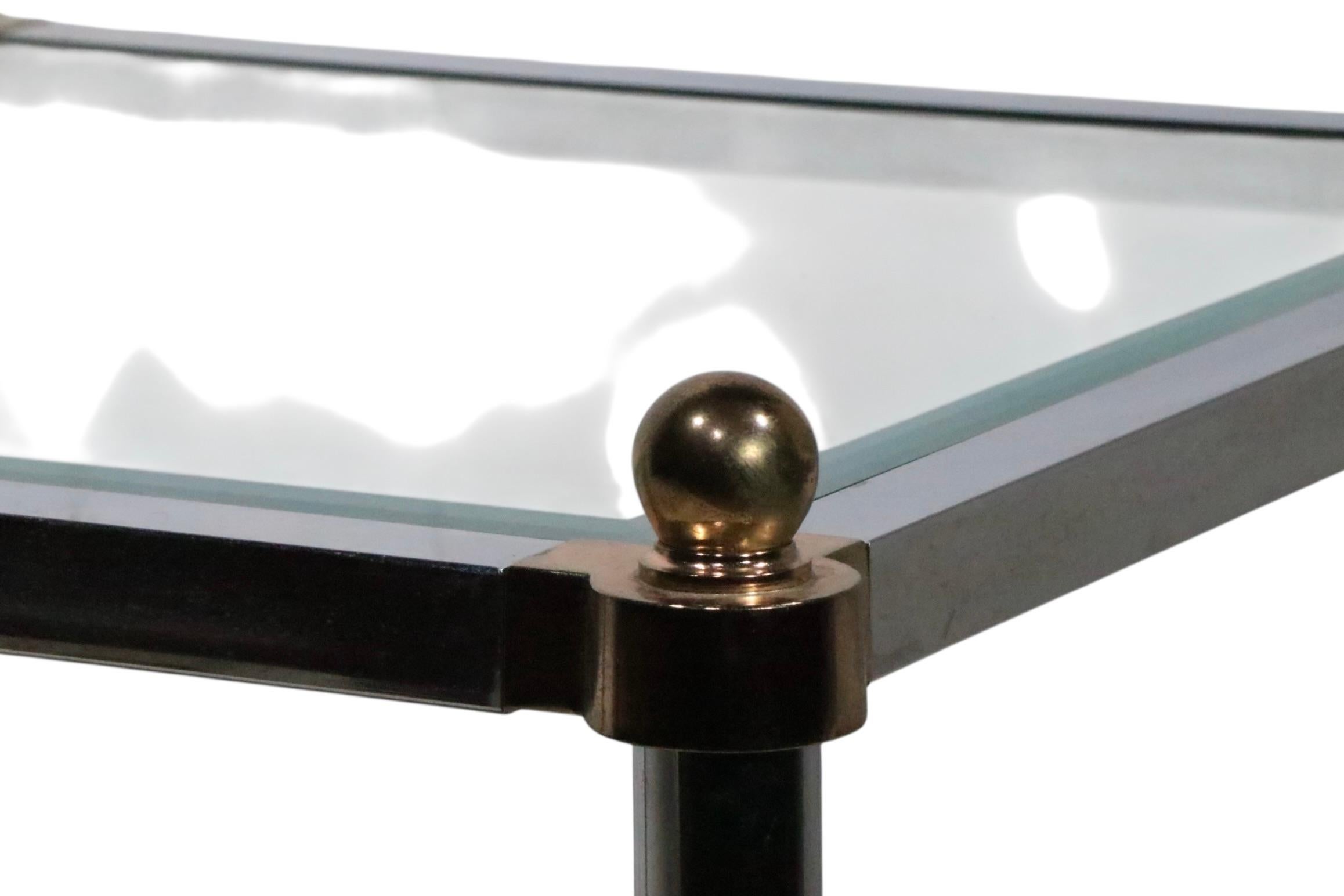 Pr. Tables d'appoint Hollywood Regency en laiton chromé et verre d'après Maison Jansen en vente 3