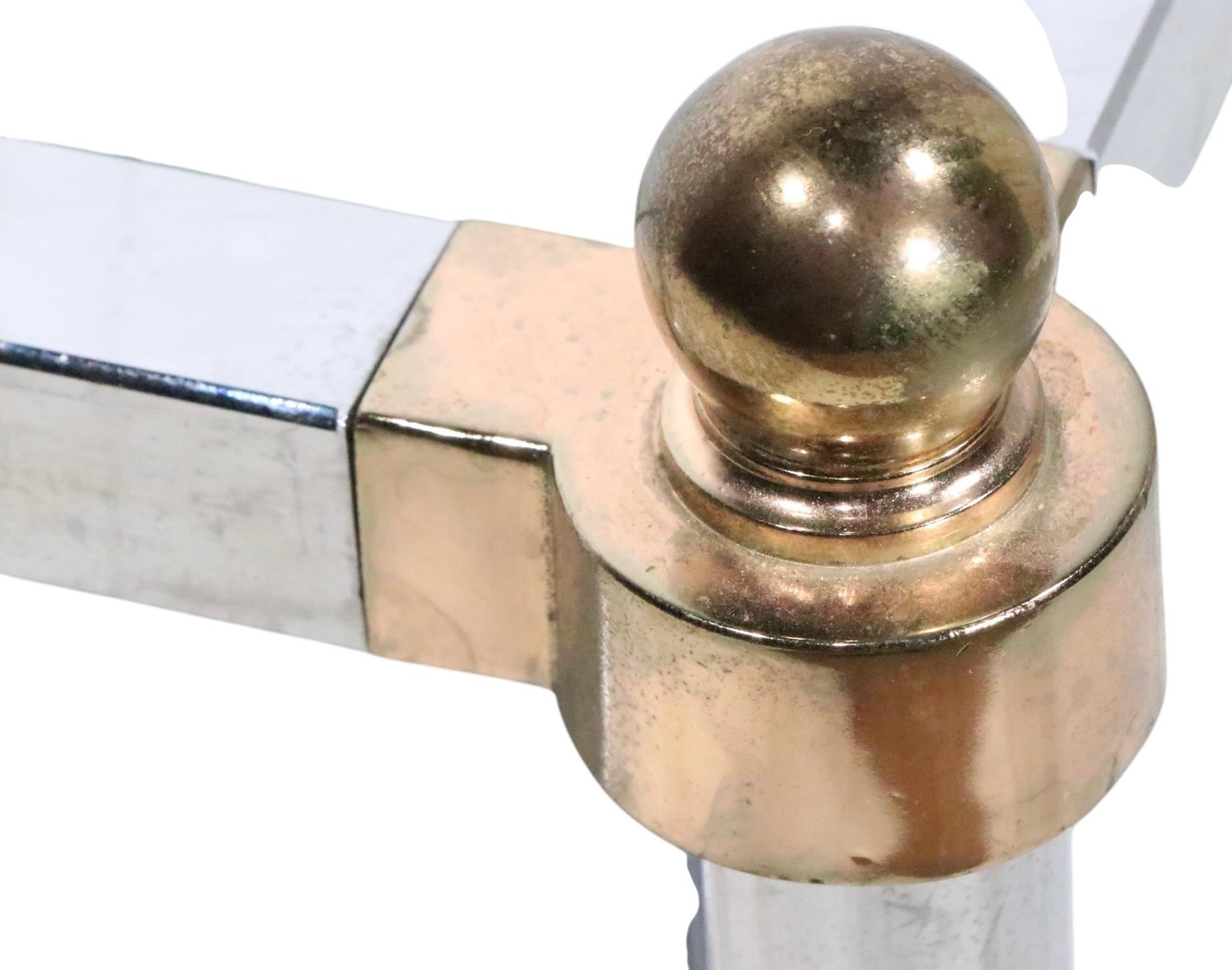 Américain Pr. Tables d'appoint Hollywood Regency en laiton chromé et verre d'après Maison Jansen en vente